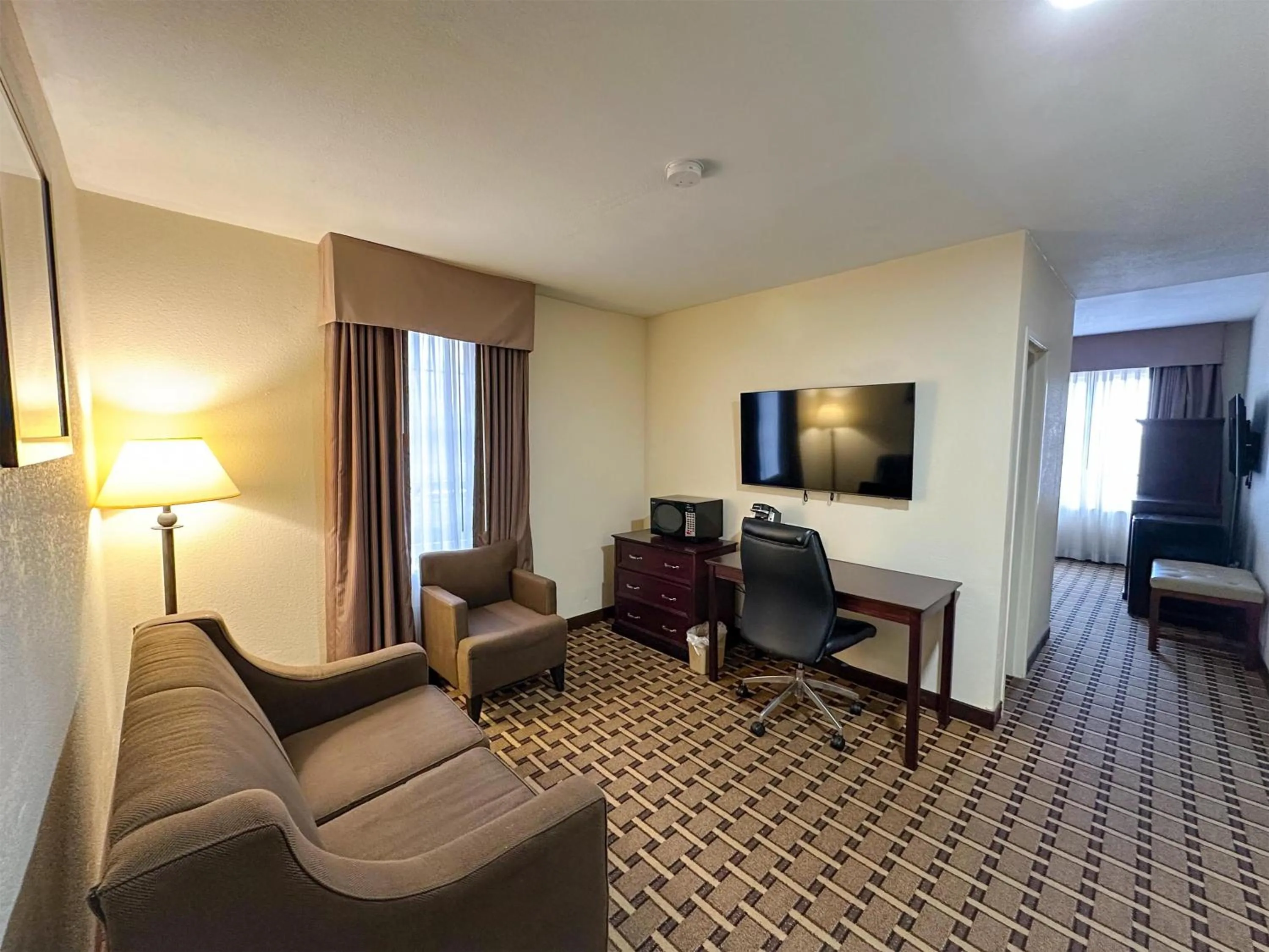 Bedroom in Sonesta Essential Hotels Overland Park