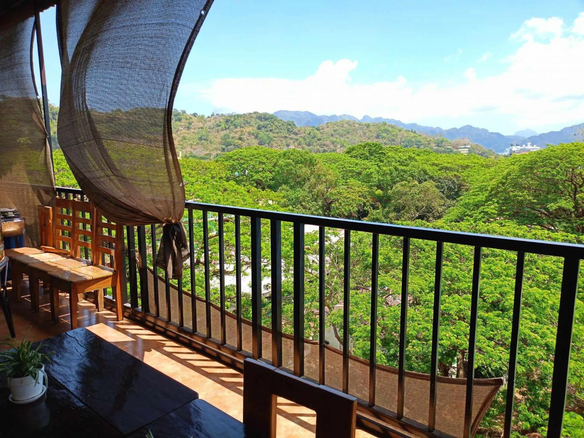 Breakfast in Alec Lodge