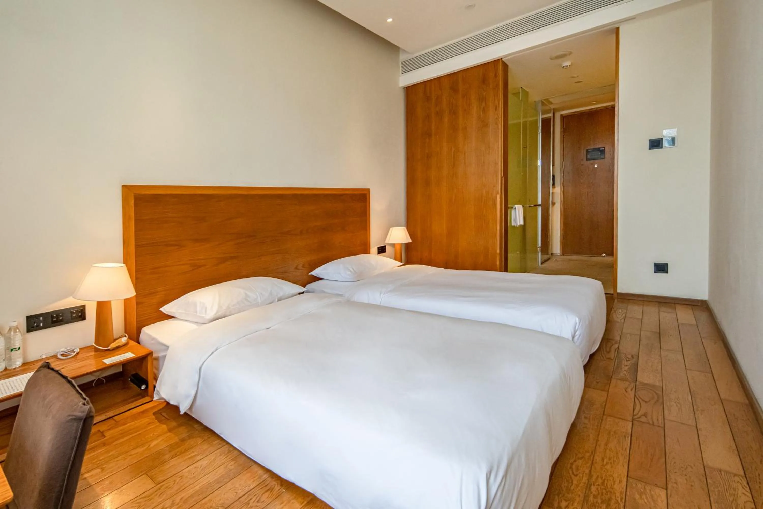 Bed in Taihua Wutong Hotel
