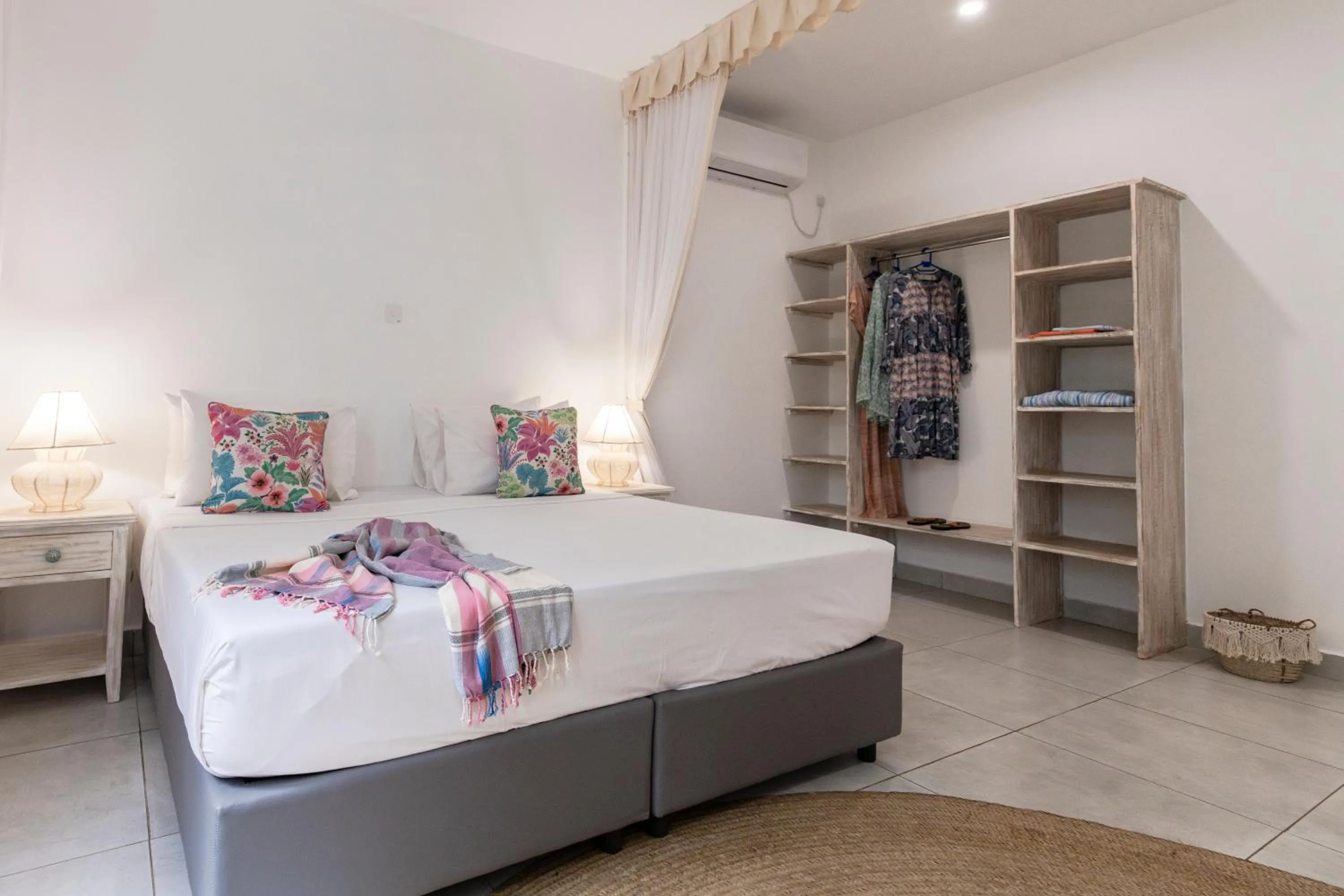 Bedroom, Bed in Hibiscus