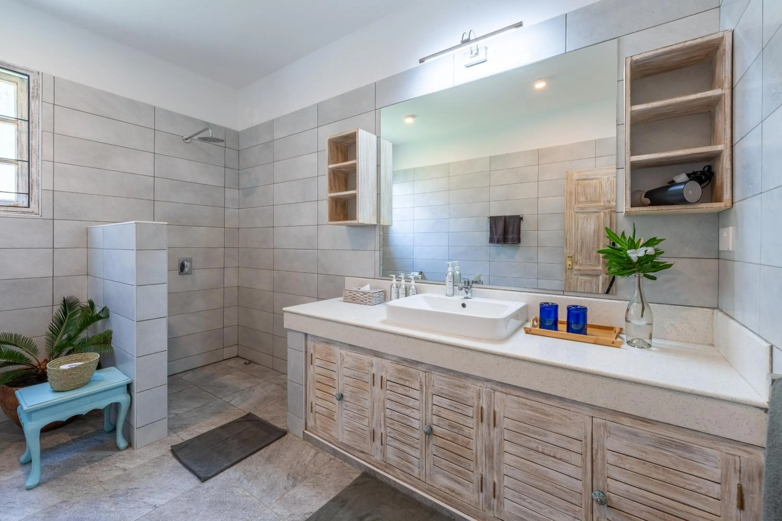 Bathroom in Hibiscus