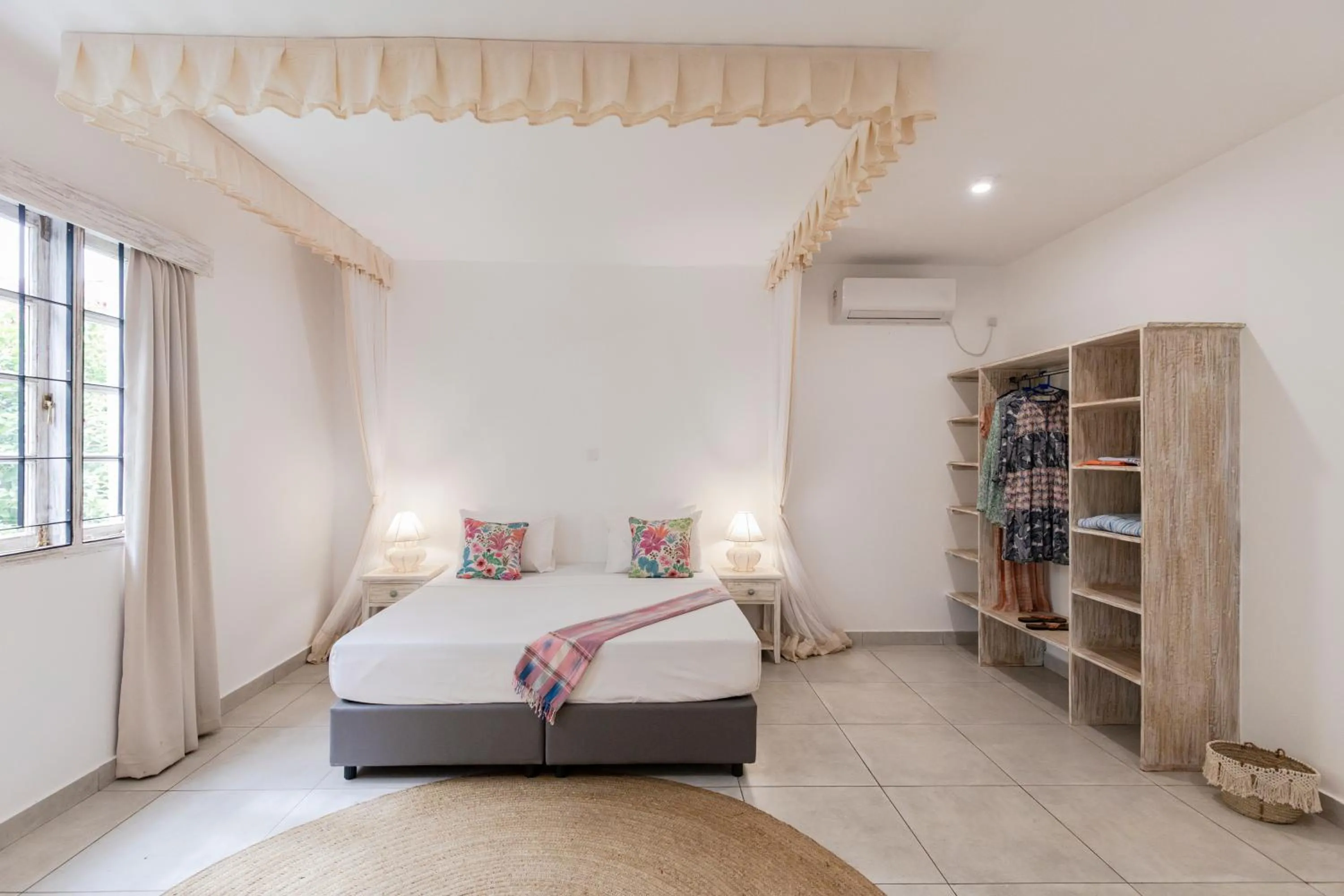 Bedroom, Bed in Hibiscus