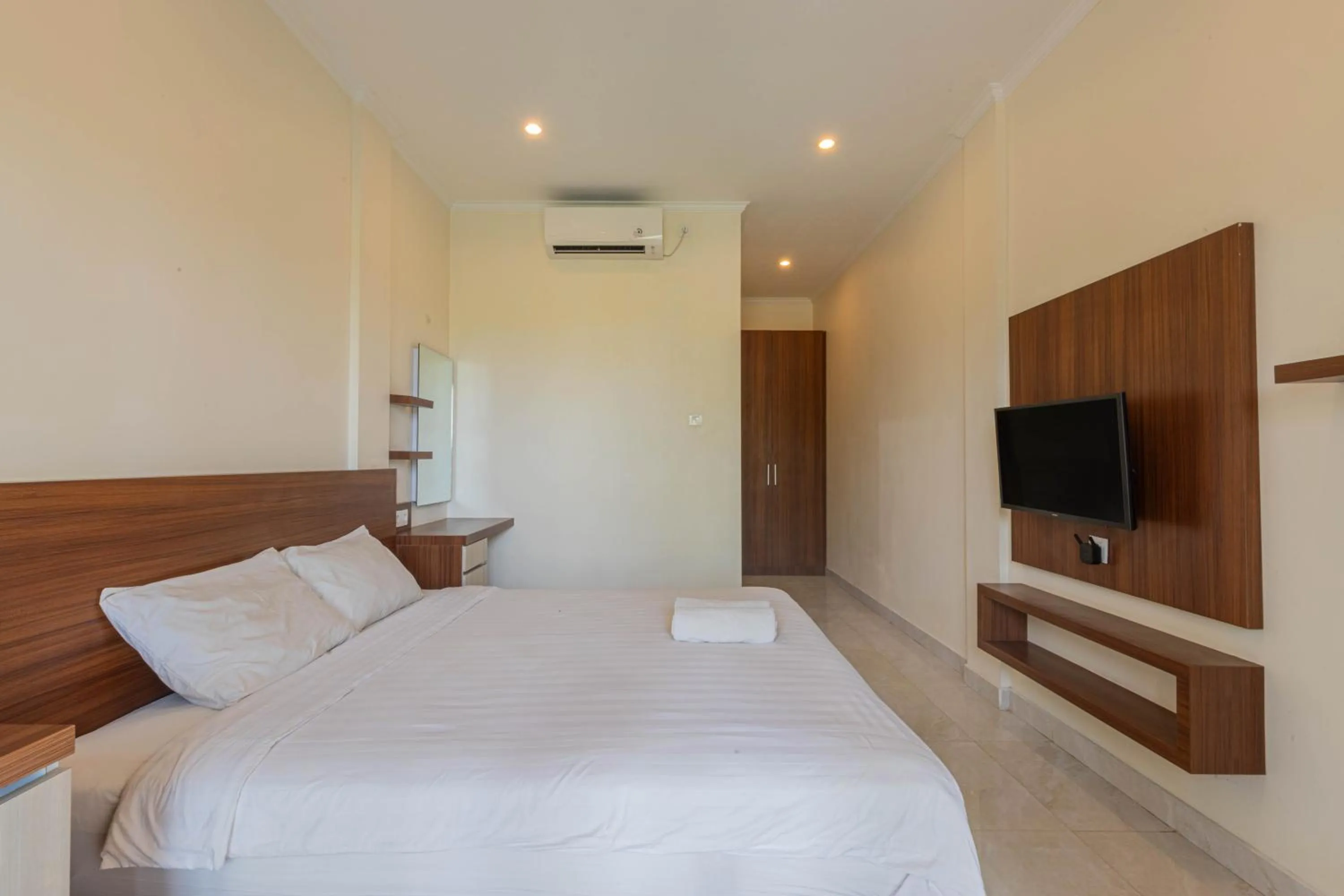 Communal lounge/ TV room, Bed in Sedana Cottage