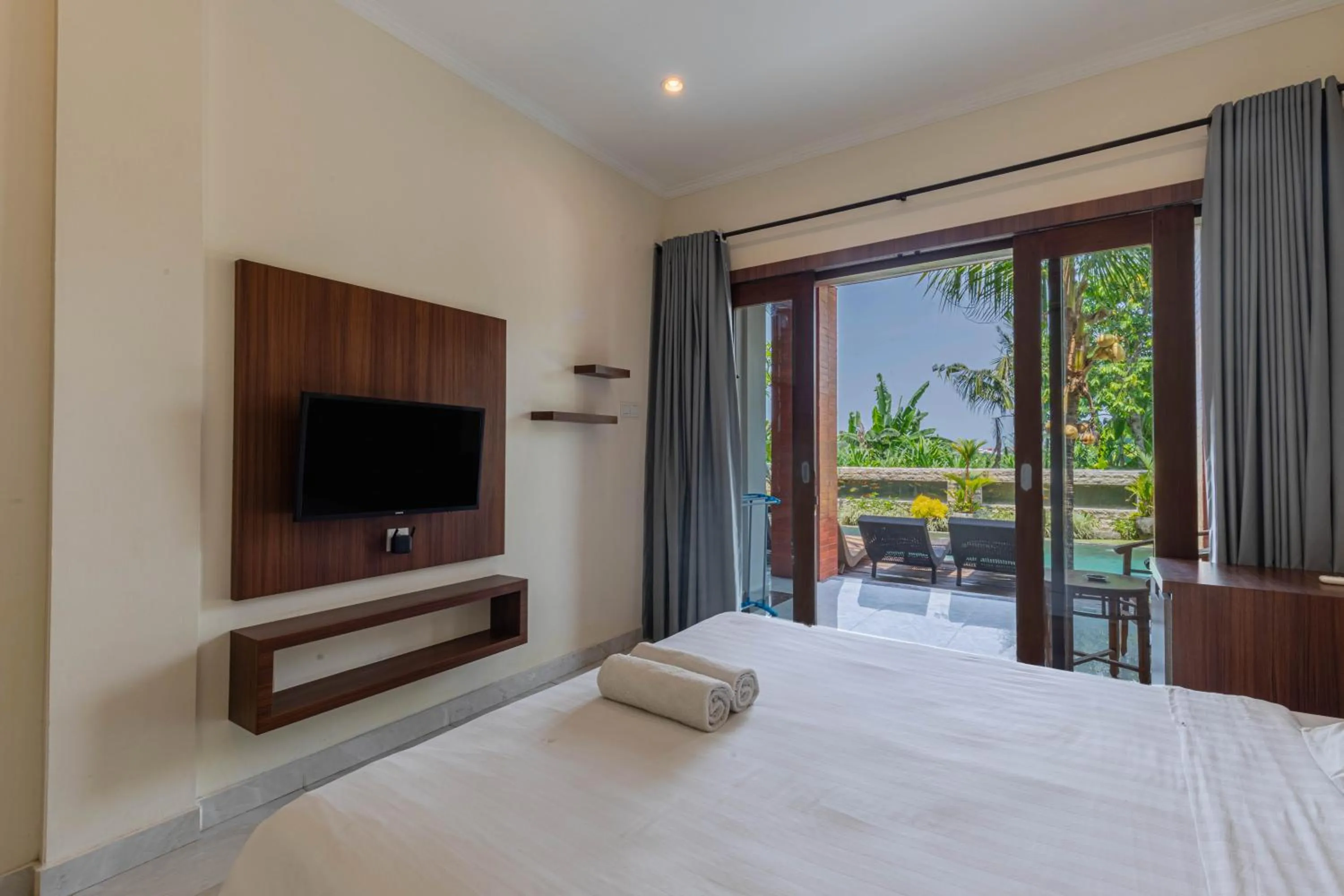 Communal lounge/ TV room, Bed in Sedana Cottage