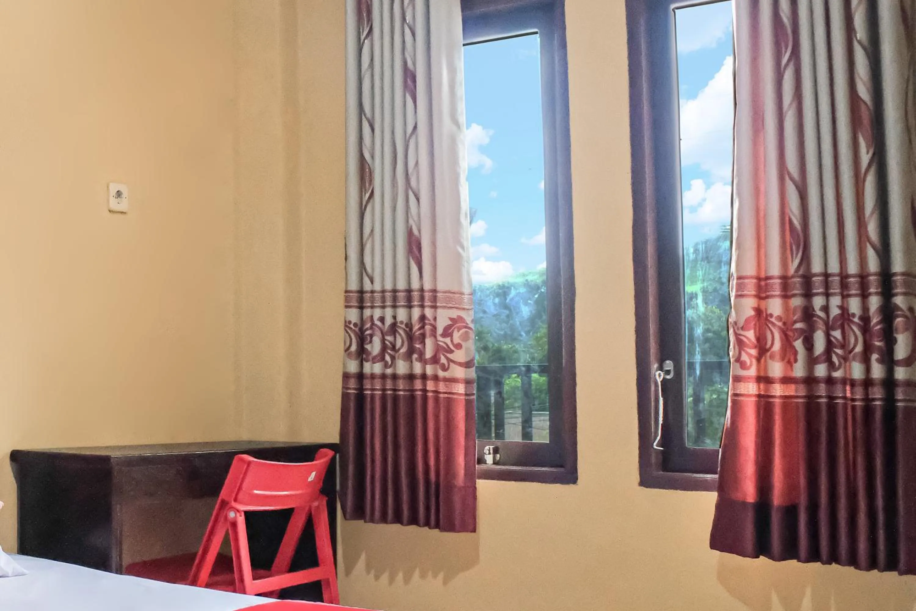 Bedroom in OYO 93332 Kharis Home Stay