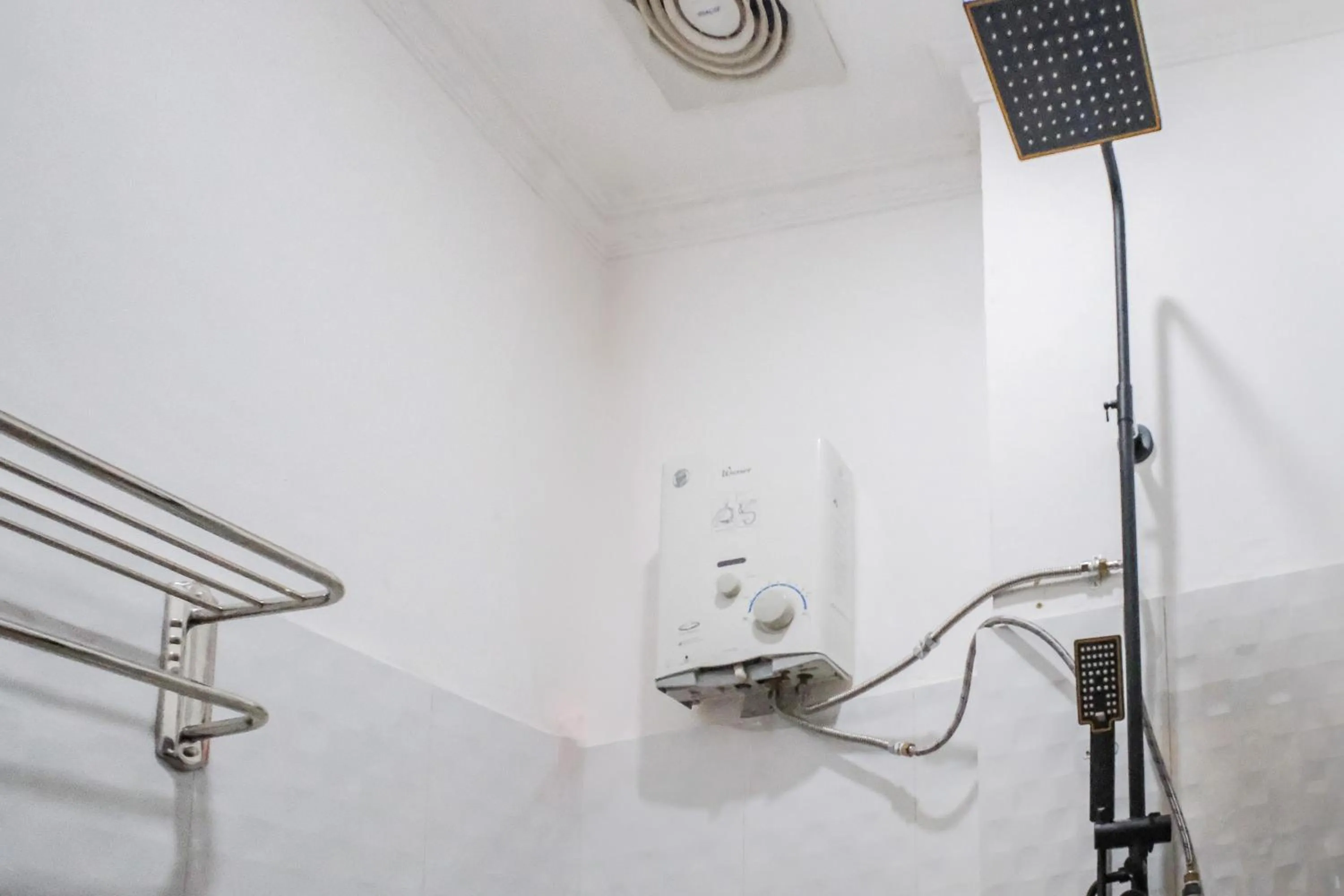 Bathroom in OYO 93333 Rama Home Stay