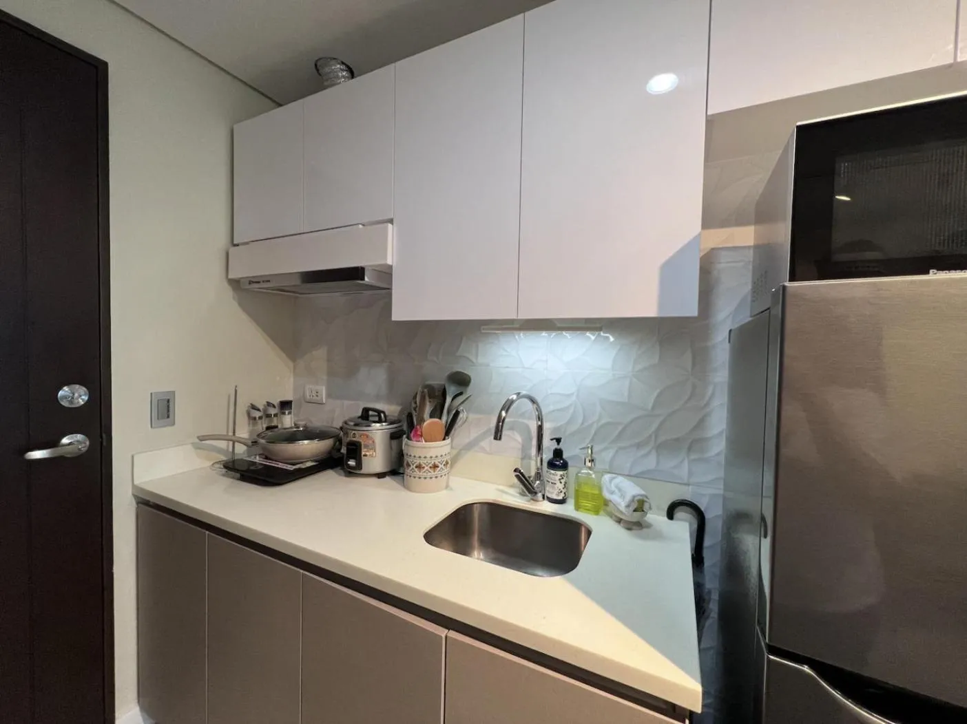 Kitchen or kitchenette in 38 Park Avenue Condominium Cebu IT Park - Unit Freyja