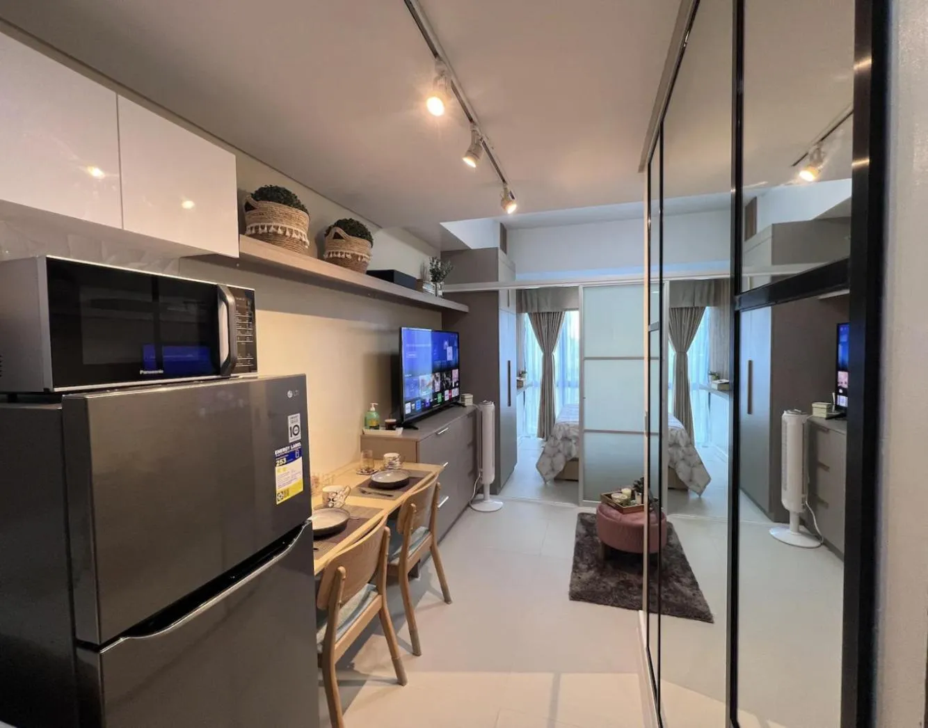 Dining area in 38 Park Avenue Condominium Cebu IT Park - Unit Freyja