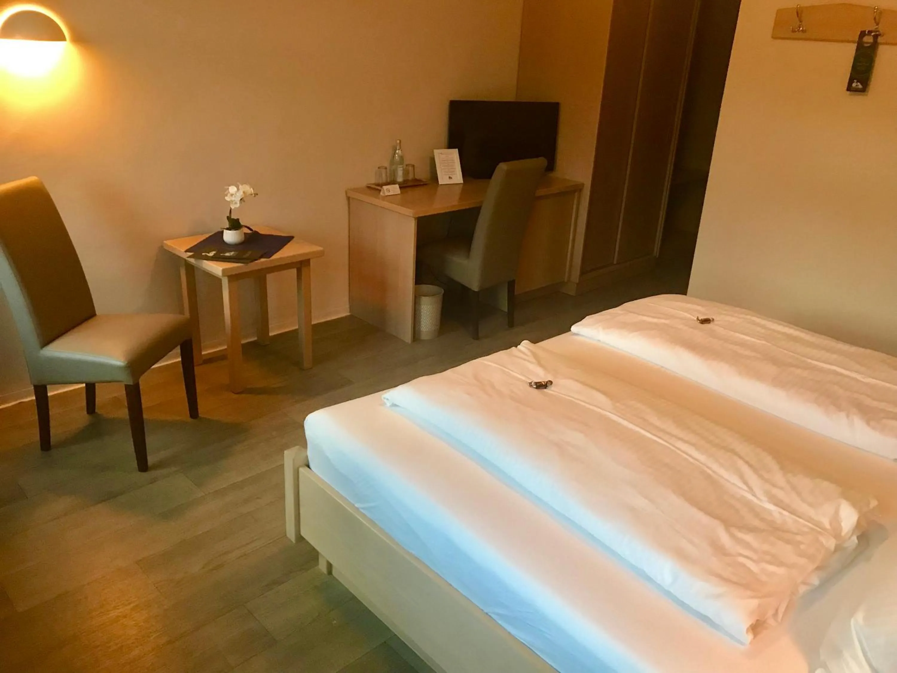 Bedroom, Bed in Gasthaus Schwan
