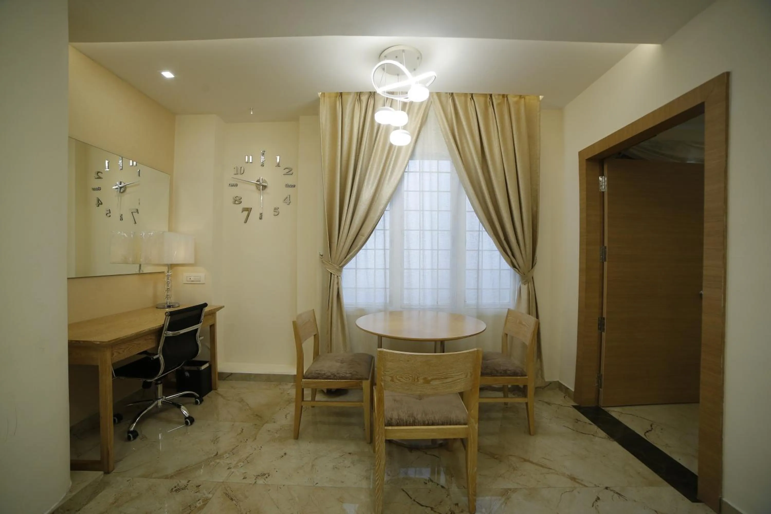 hair dresser in Hotel Annapurna De Royal