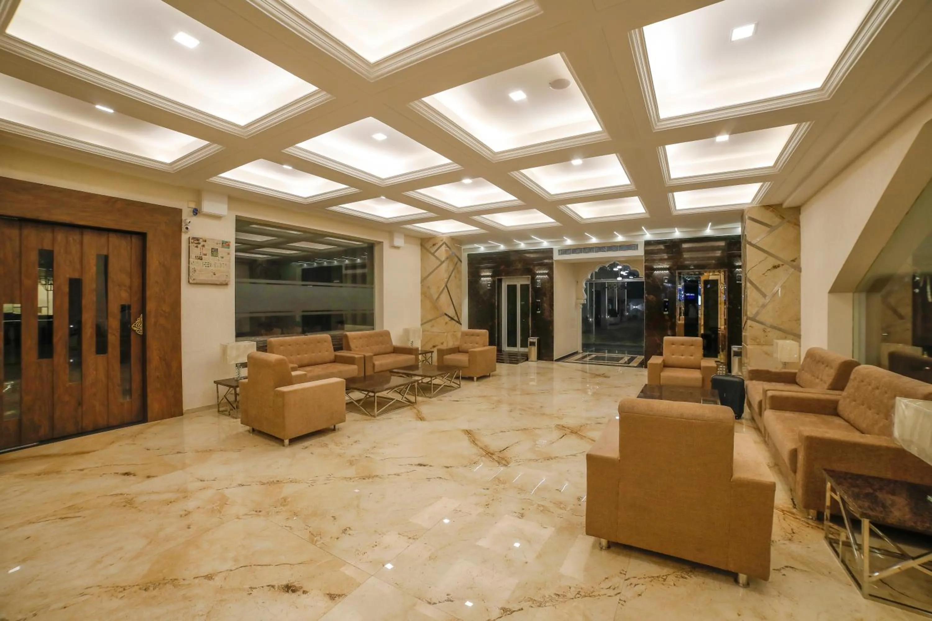 Communal lounge/ TV room in Hotel Annapurna De Royal