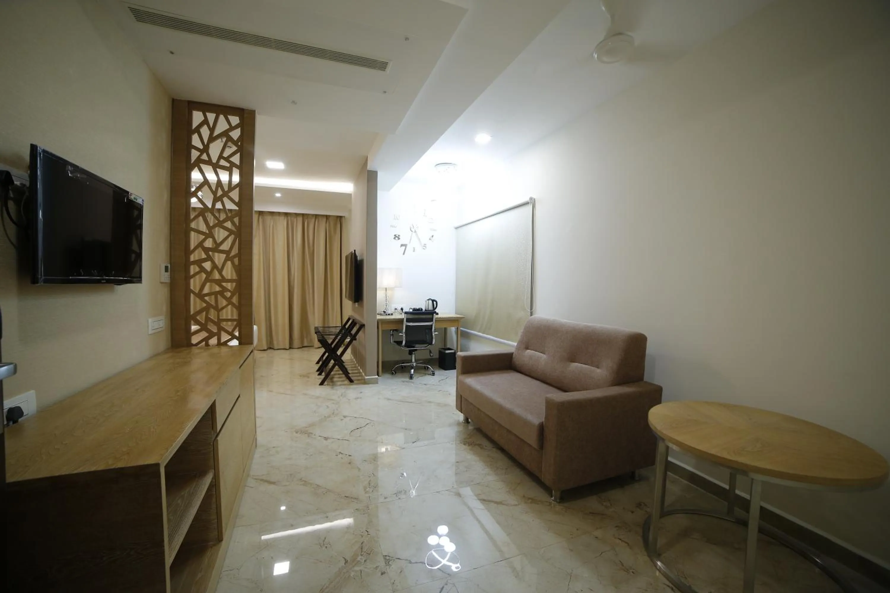 Communal lounge/ TV room in Hotel Annapurna De Royal