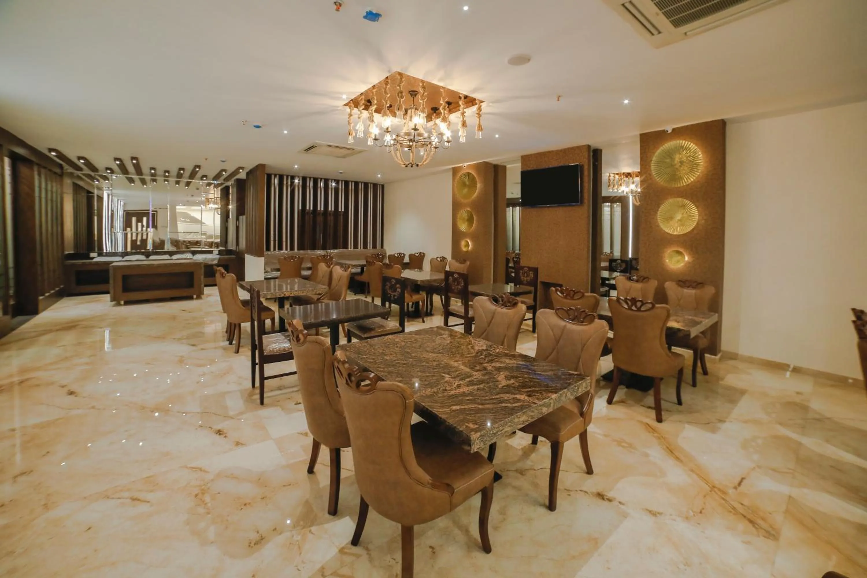 Restaurant/places to eat in Hotel Annapurna De Royal