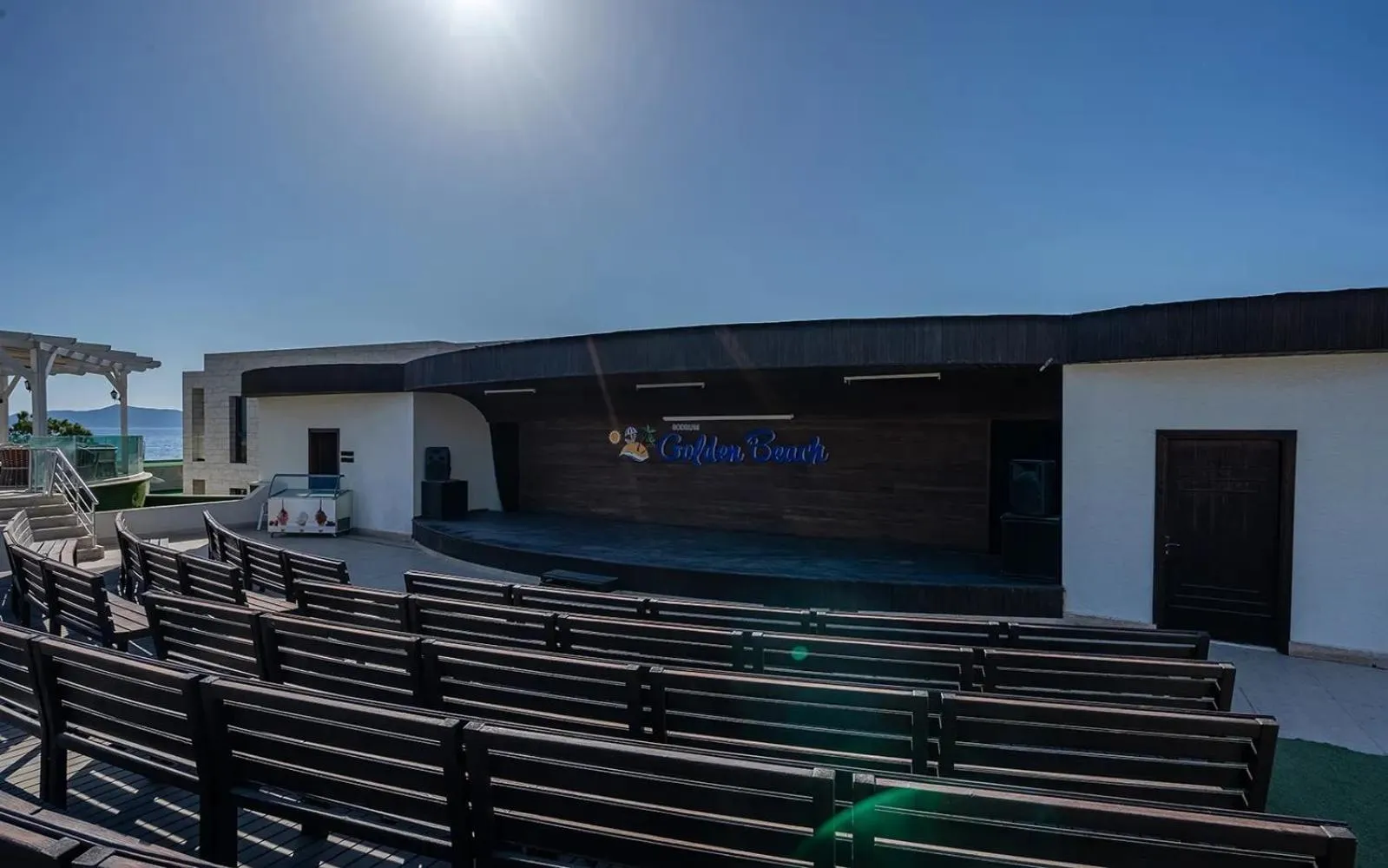 Evening entertainment in Golden Beach Resort & Spa