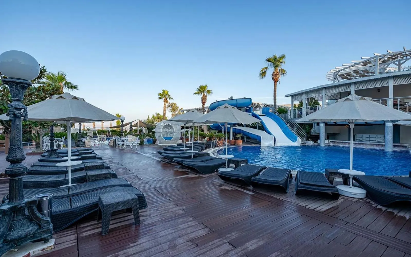 Swimming pool in Golden Beach Resort & Spa