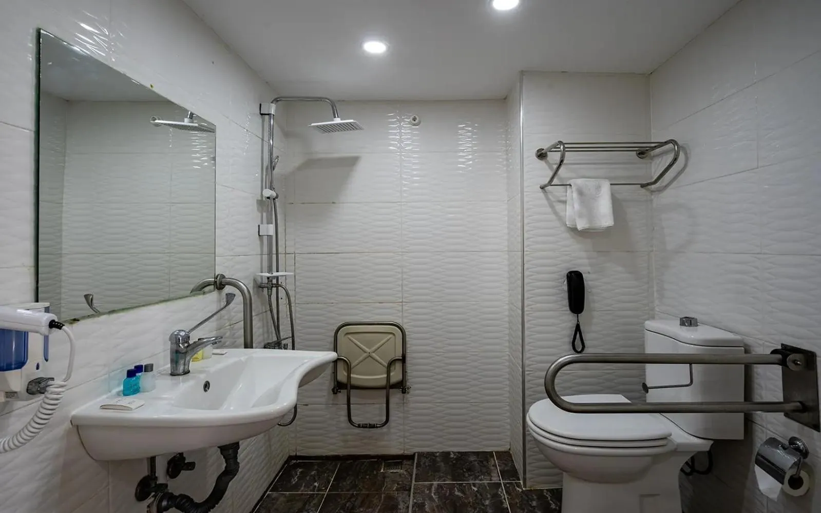 Shower in Golden Beach Resort & Spa