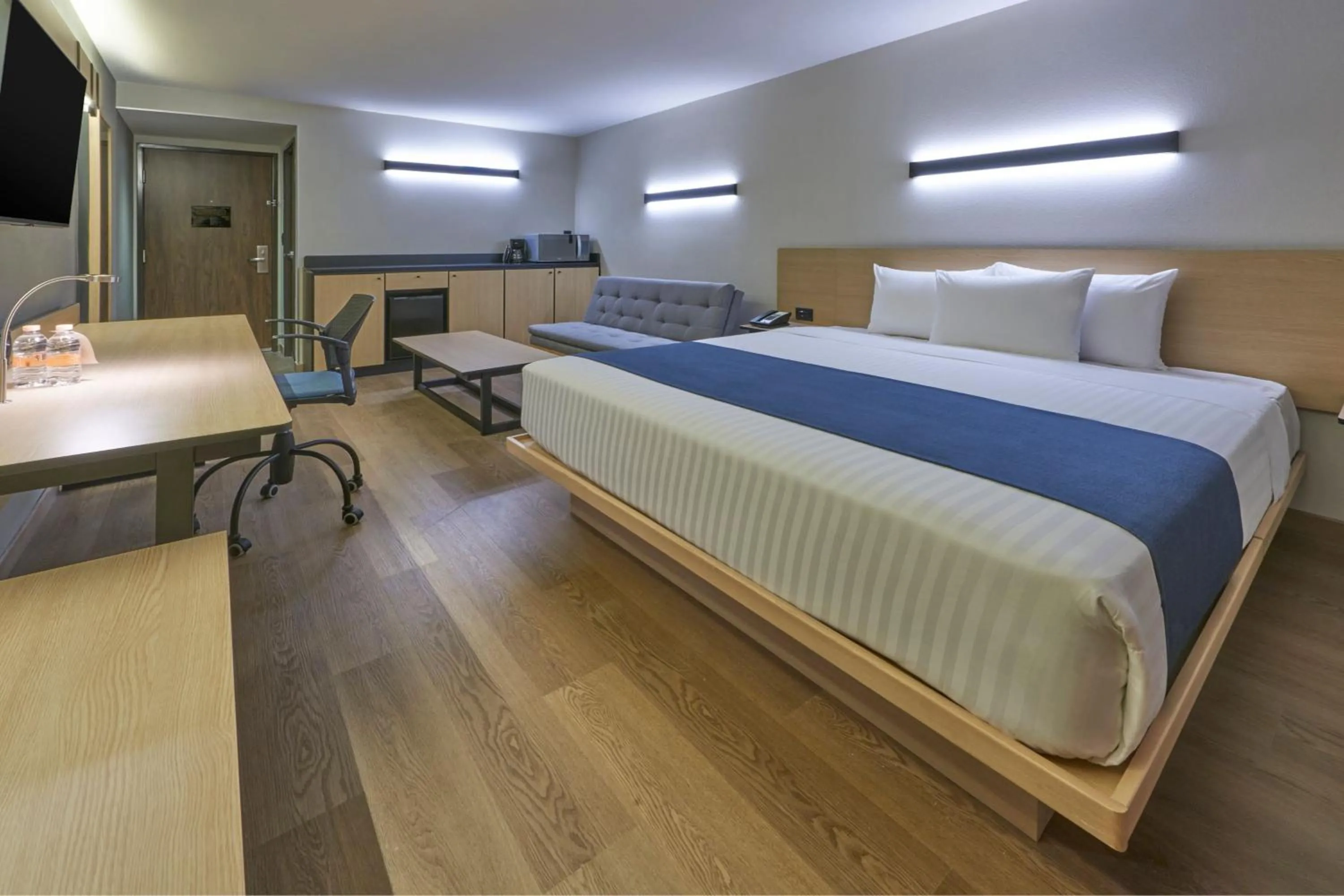 Photo of the whole room, Bed in City Express by Marriott Cancun Aeropuerto