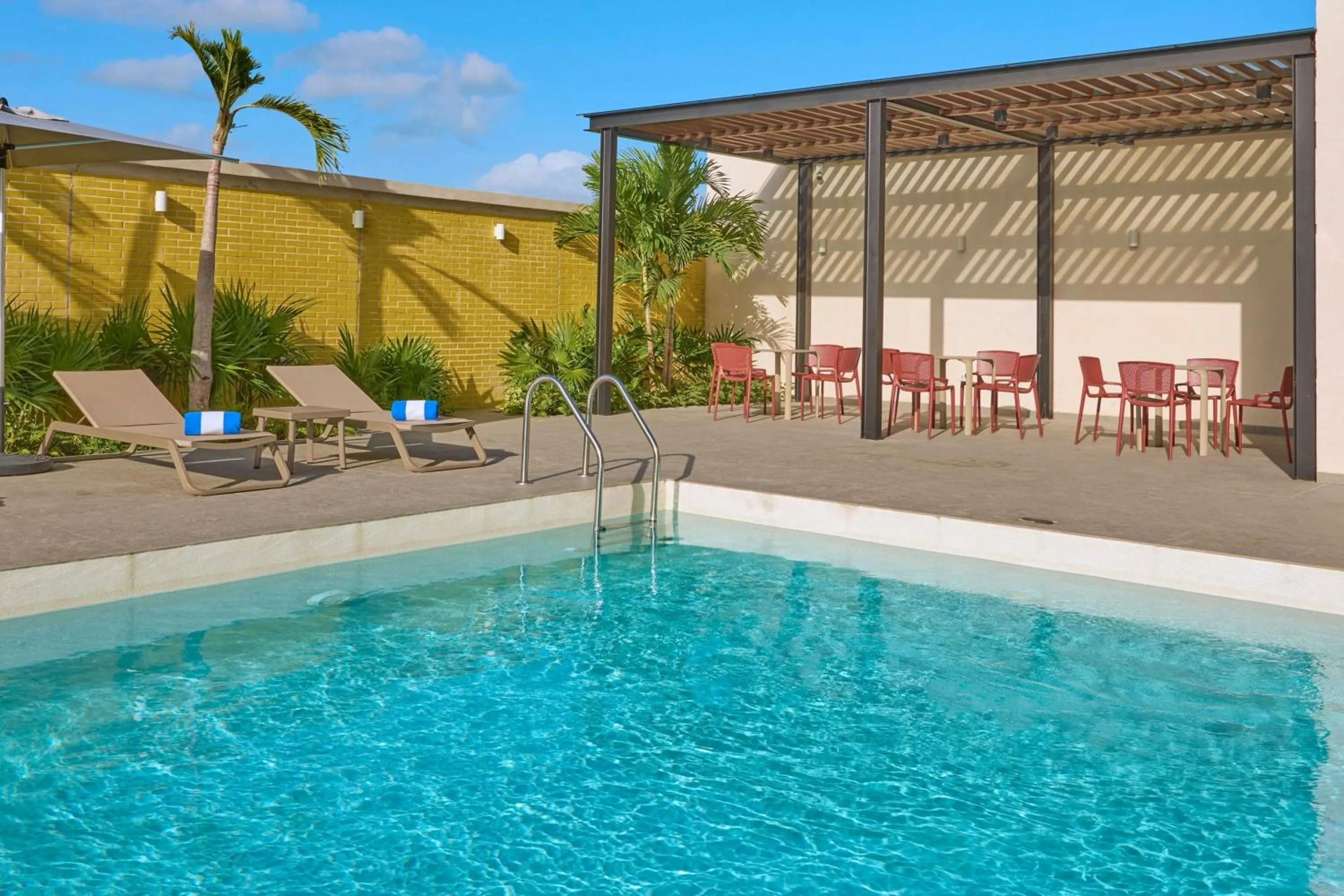 Swimming pool in City Express by Marriott Cancun Aeropuerto