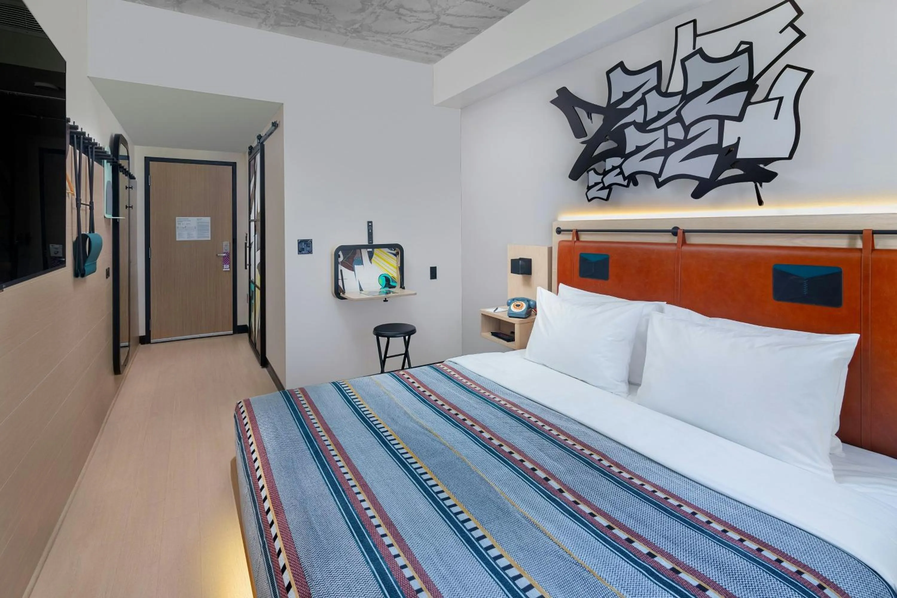 Photo of the whole room, Bed in Moxy Miami Wynwood