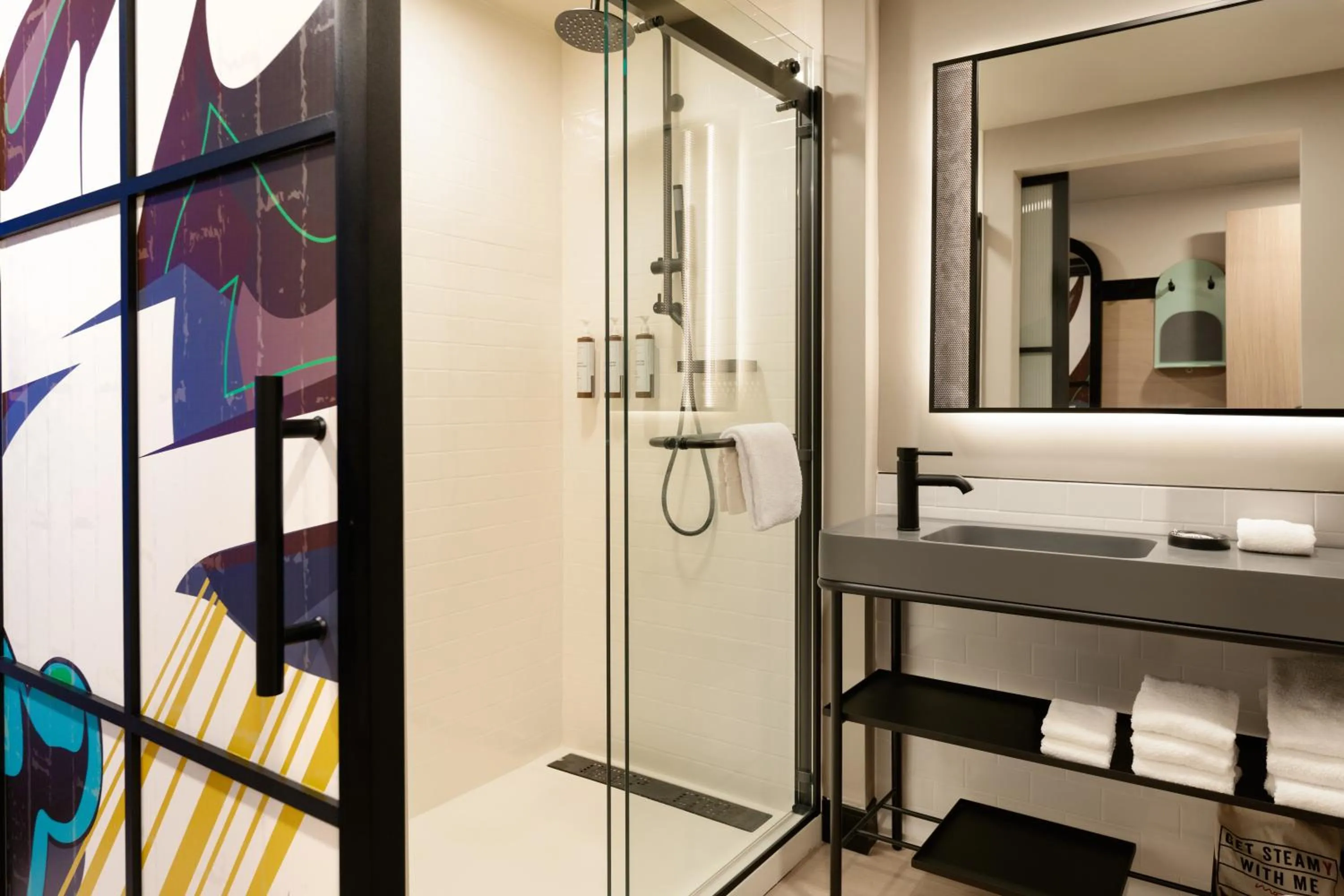 Shower, Bed in Moxy Miami Wynwood