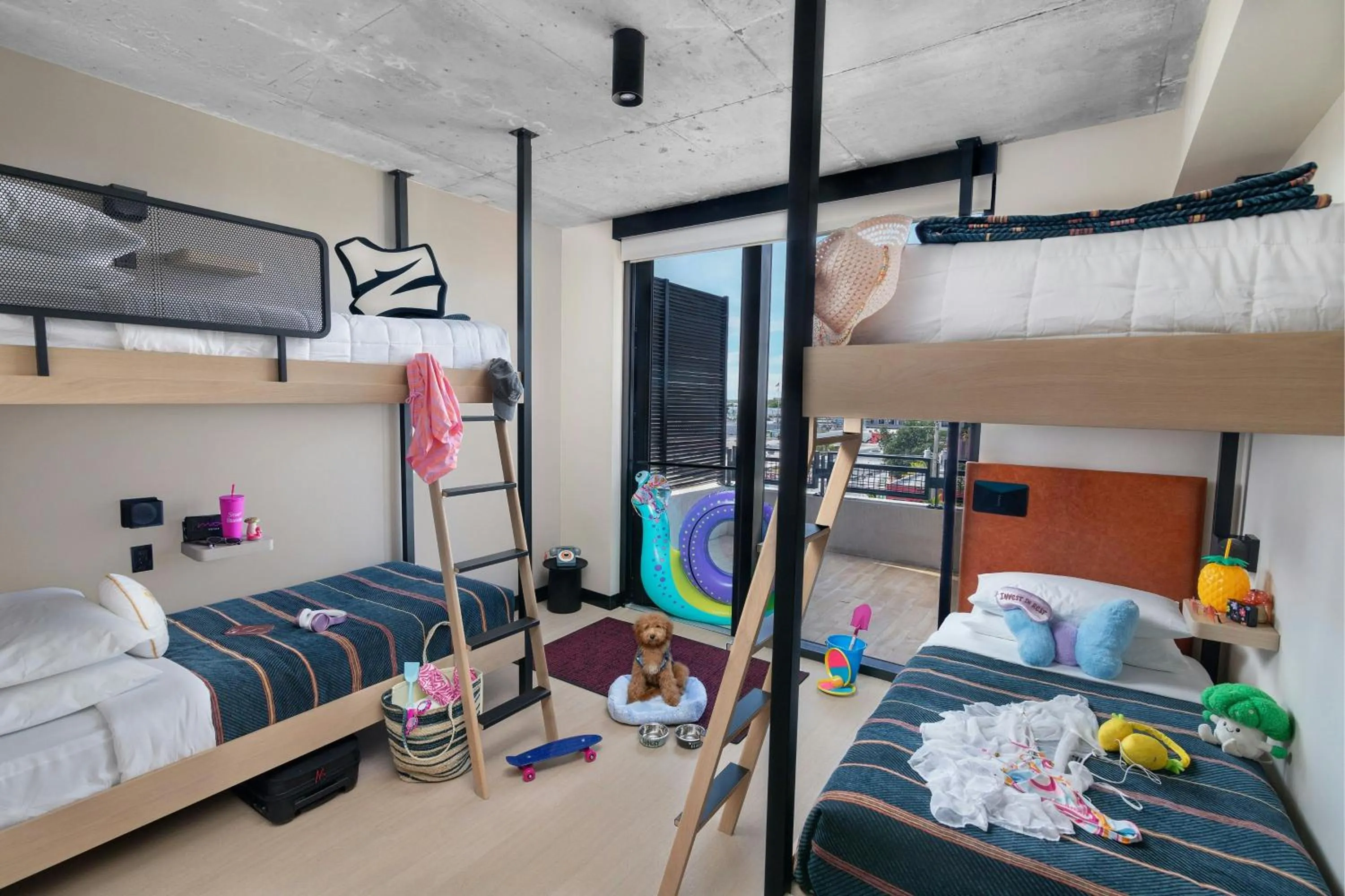 Photo of the whole room, Bed in Moxy Miami Wynwood