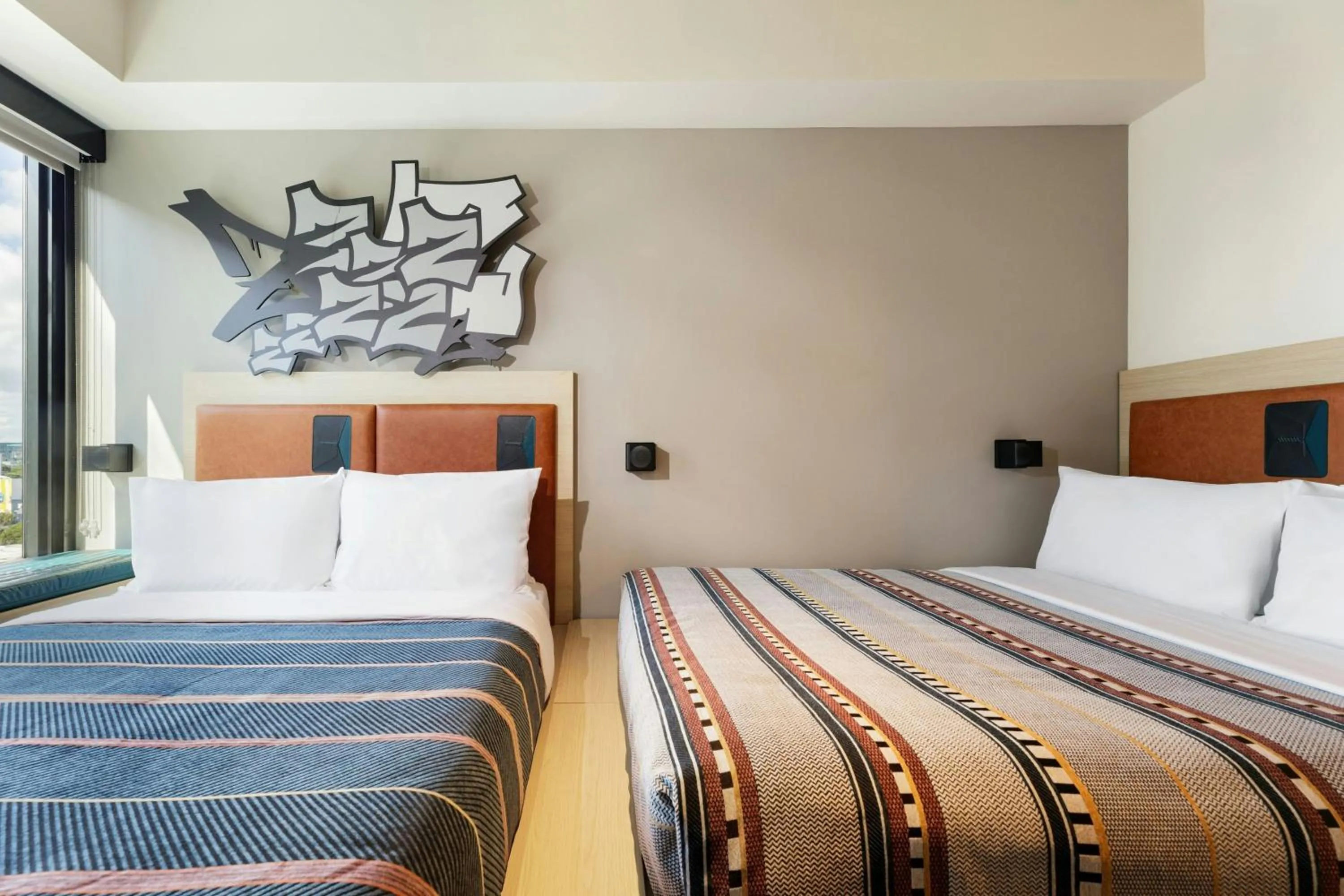 Photo of the whole room, Bed in Moxy Miami Wynwood