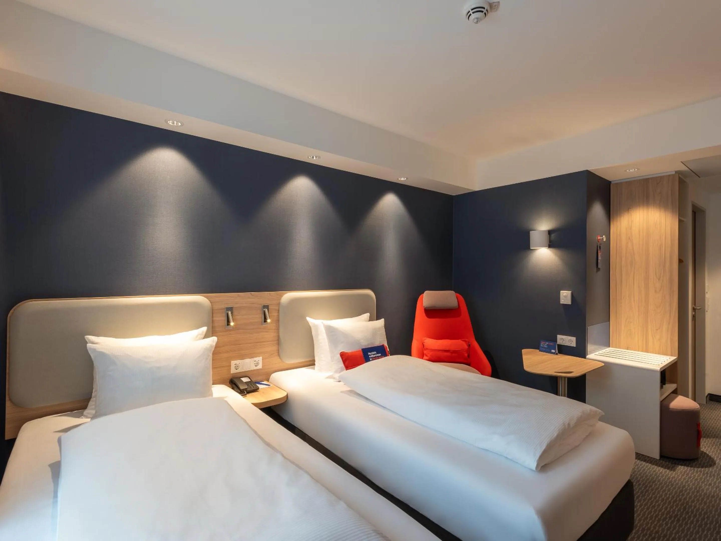 Photo of the whole room, Bed in Holiday Inn Express Heilbronn by IHG