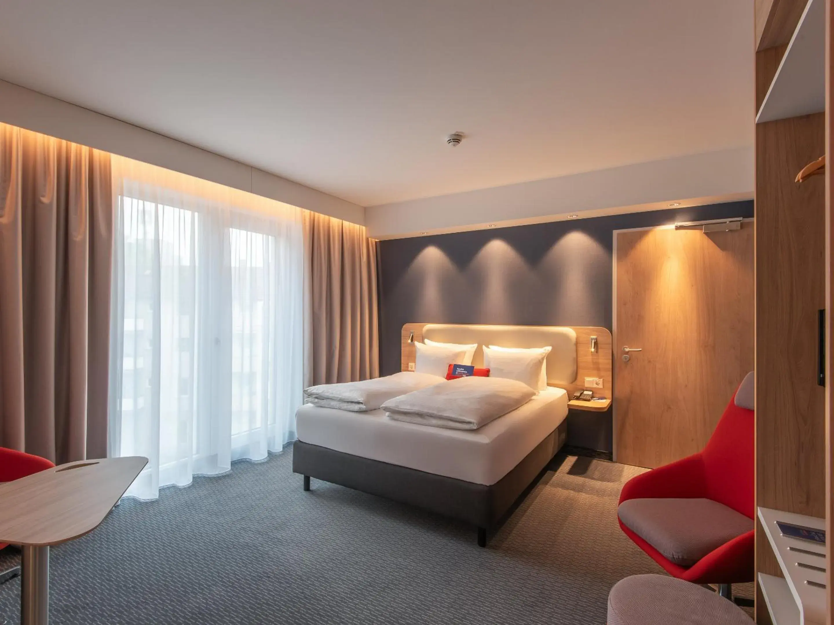 Standard Queen Room - Disability Access in Holiday Inn Express Heilbronn by IHG Standard Queen Room - Disability Access in Holiday Inn Express Heilbronn by IHG