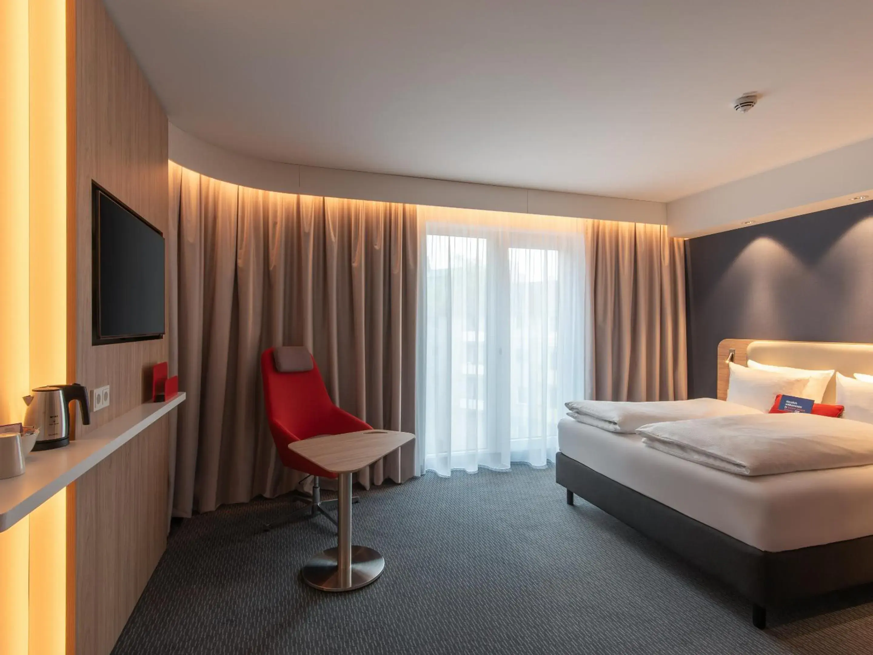 Photo of the whole room, Bed in Holiday Inn Express Heilbronn by IHG Photo of the whole room, Bed in Holiday Inn Express Heilbronn by IHG