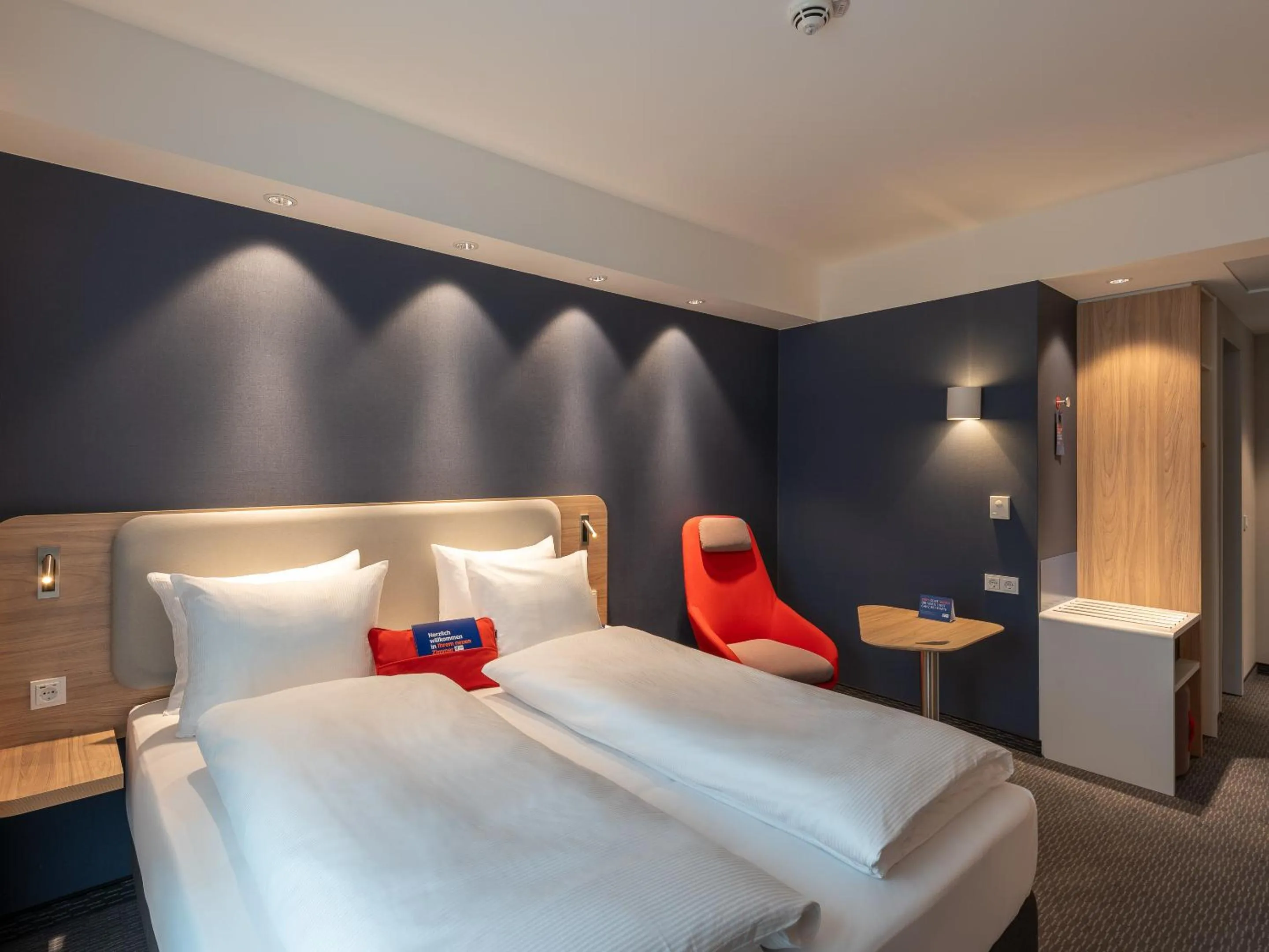 Photo of the whole room, Bed in Holiday Inn Express Heilbronn by IHG