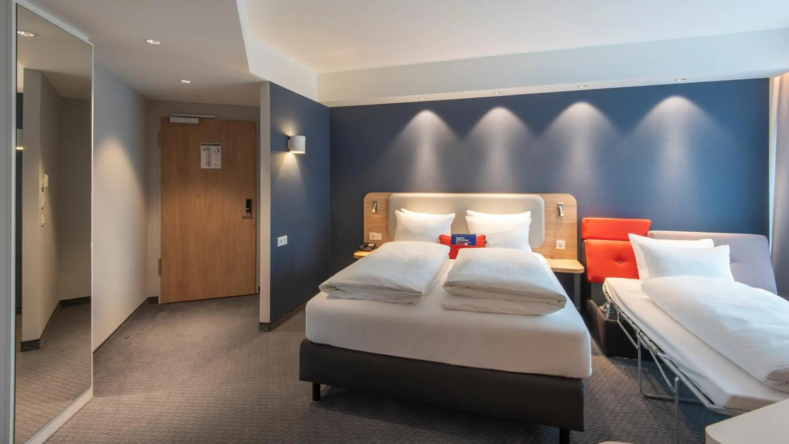 Photo of the whole room, Bed in Holiday Inn Express Heilbronn by IHG Photo of the whole room, Bed in Holiday Inn Express Heilbronn by IHG