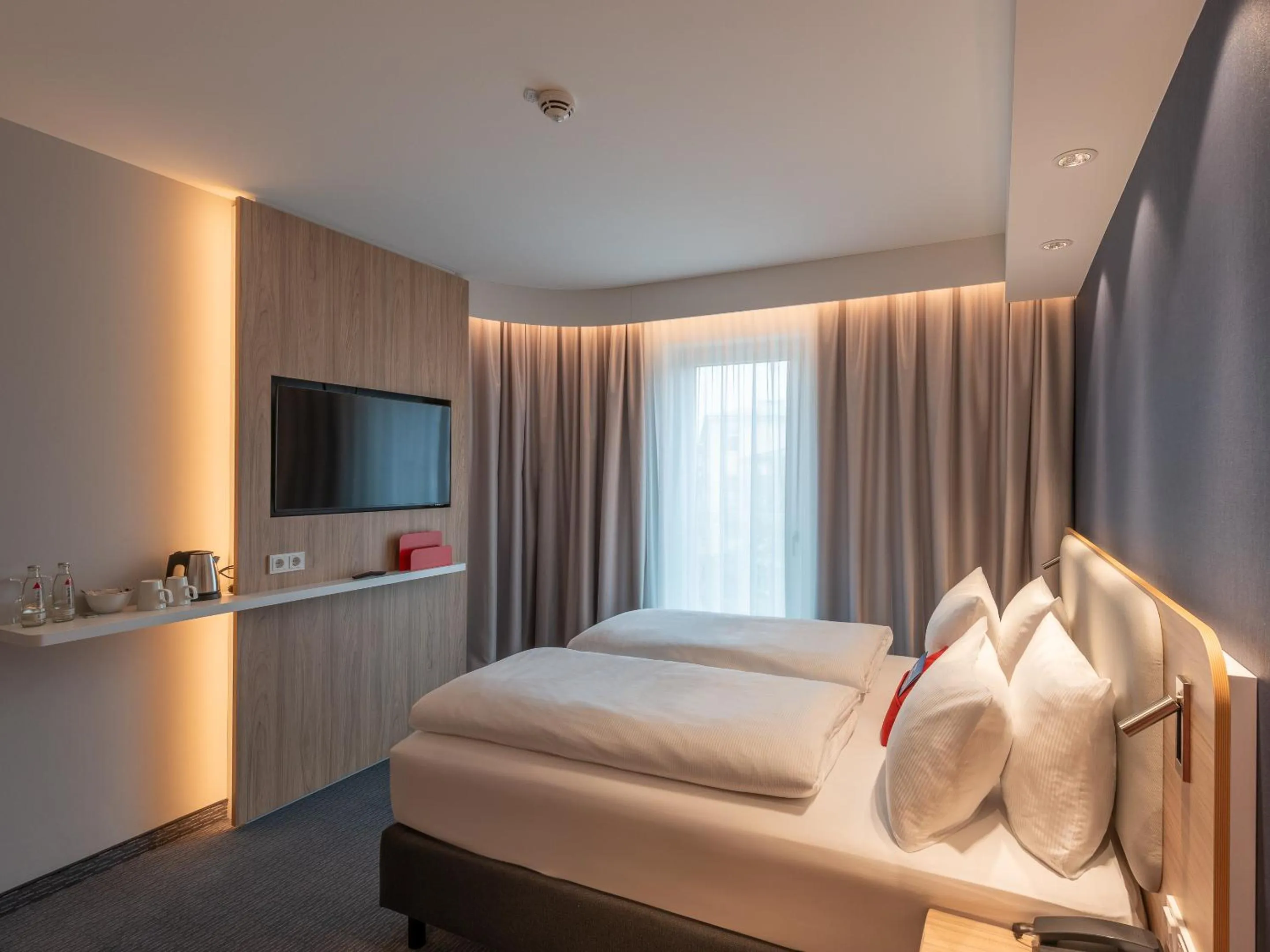 Photo of the whole room, Bed in Holiday Inn Express Heilbronn by IHG