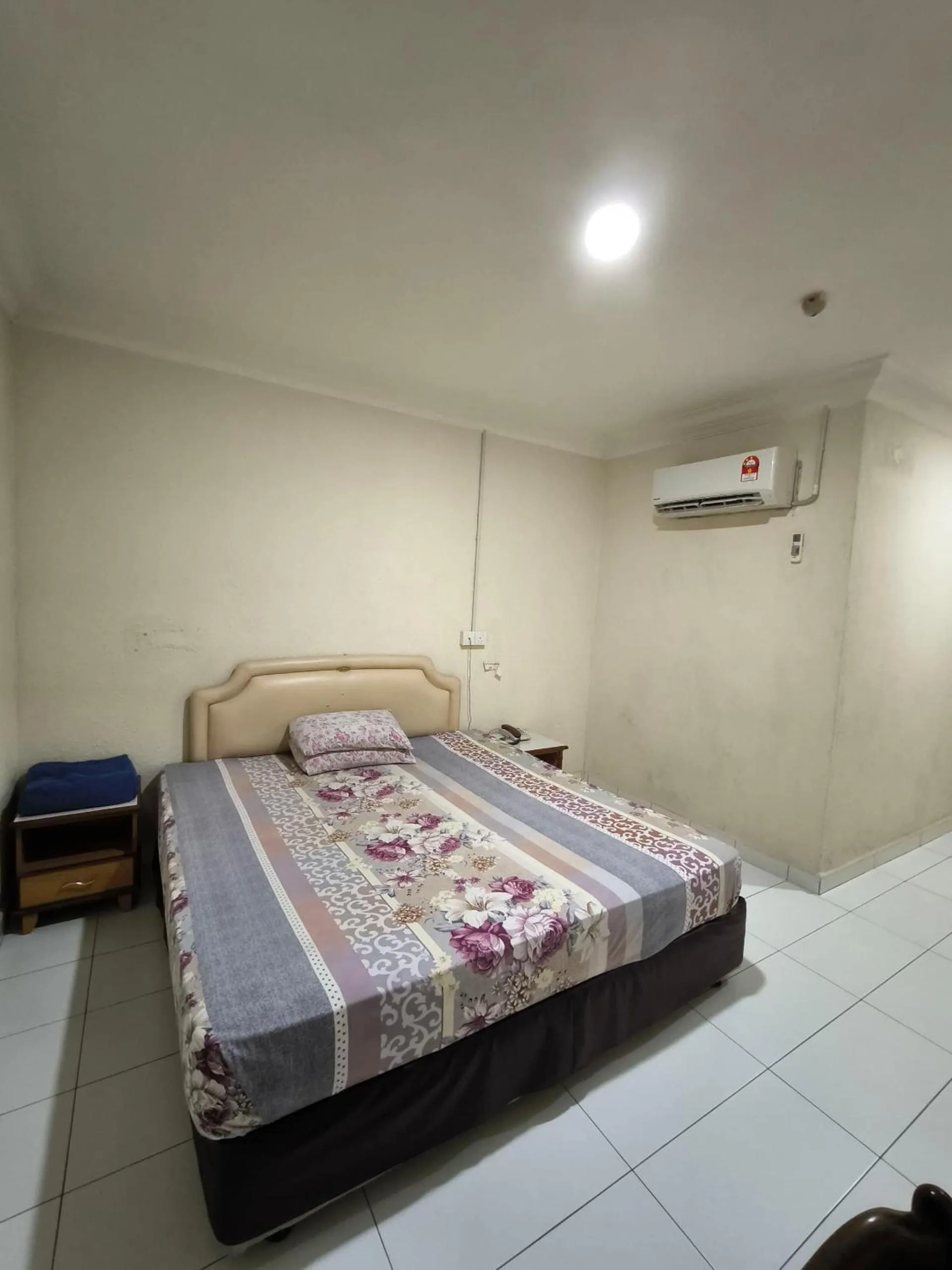 Bedroom in OYO 90895 Hotel Ikia