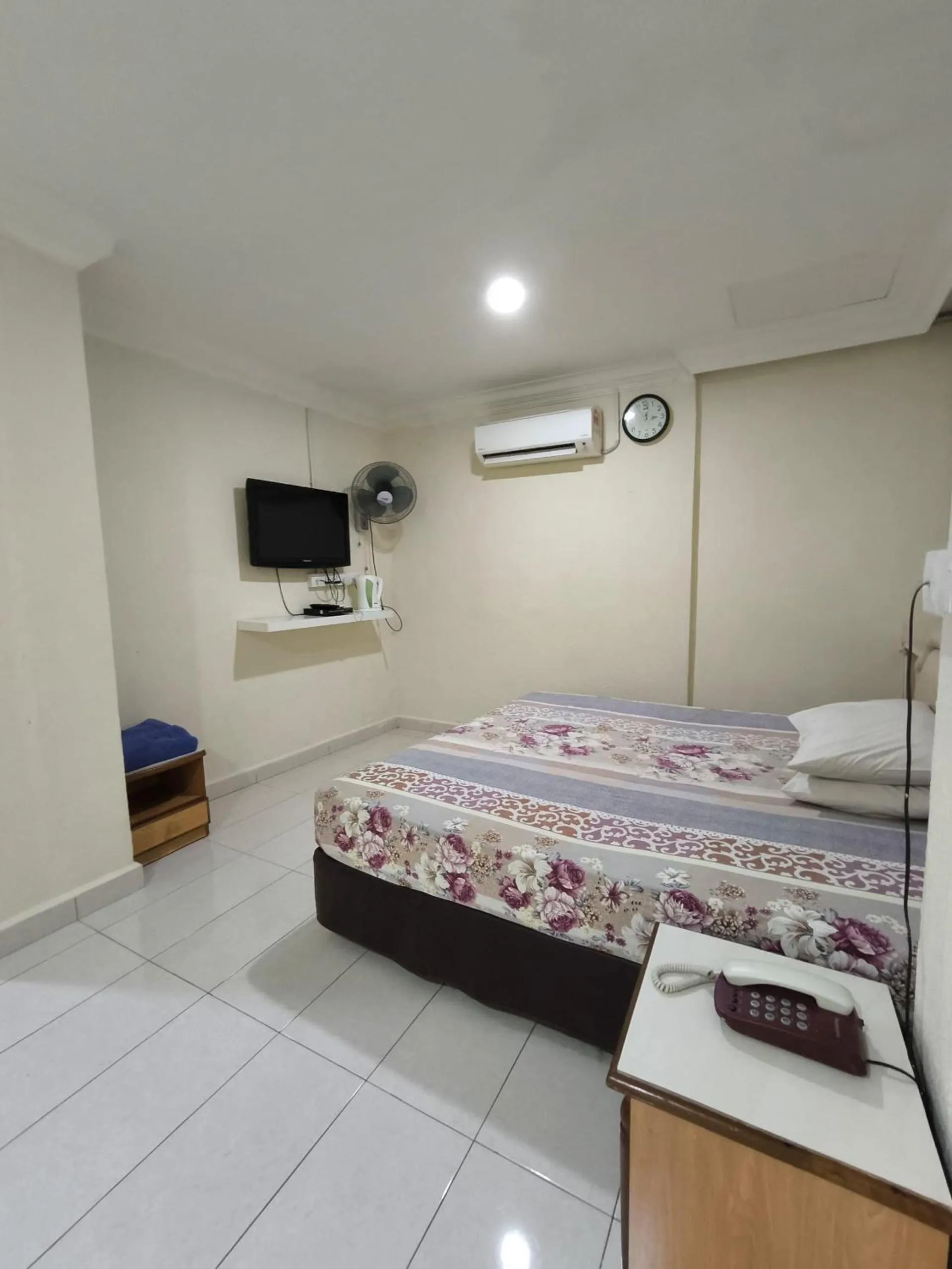 Bedroom in OYO 90895 Hotel Ikia