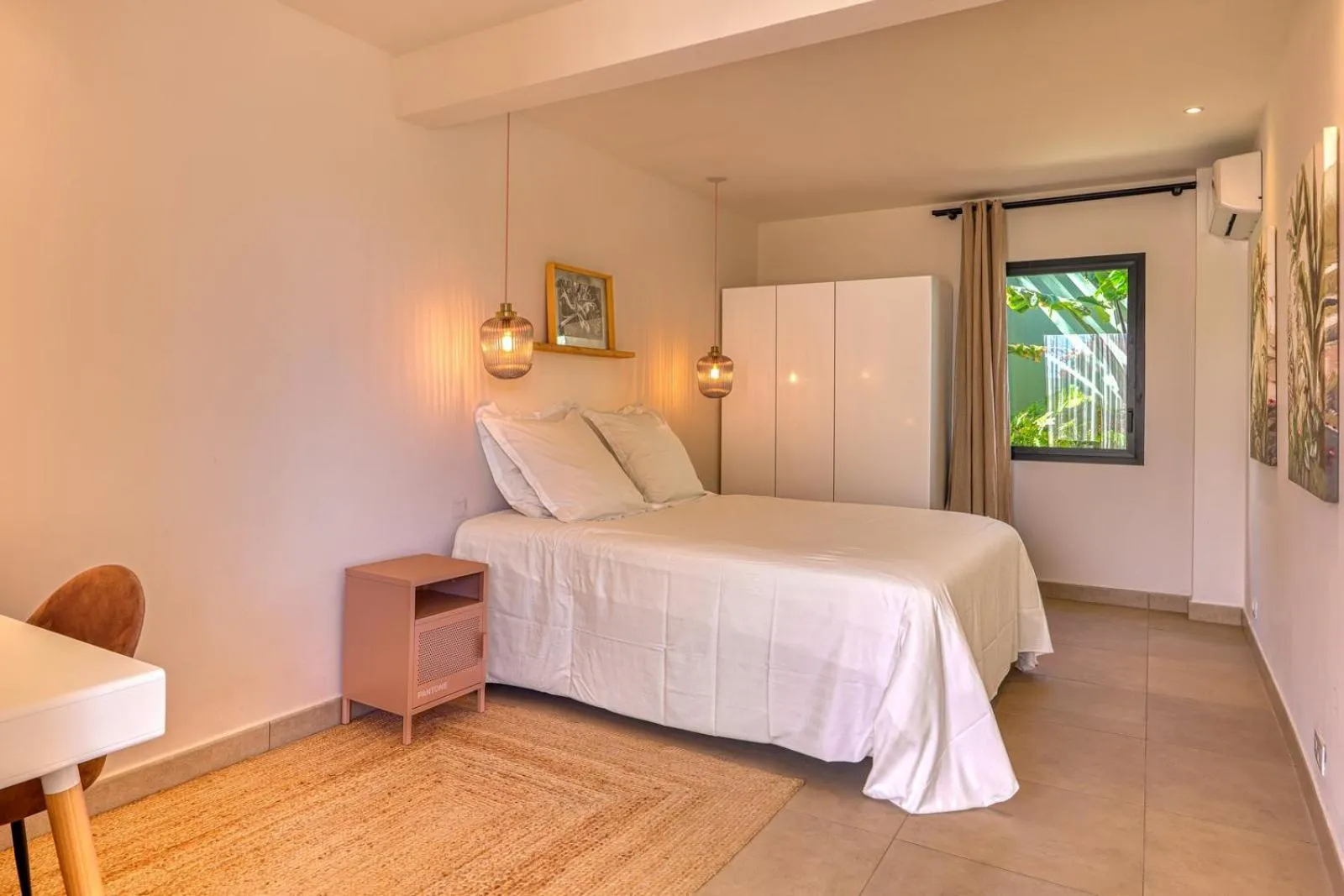 Photo of the whole room, Bed in Le Moma by the ocean