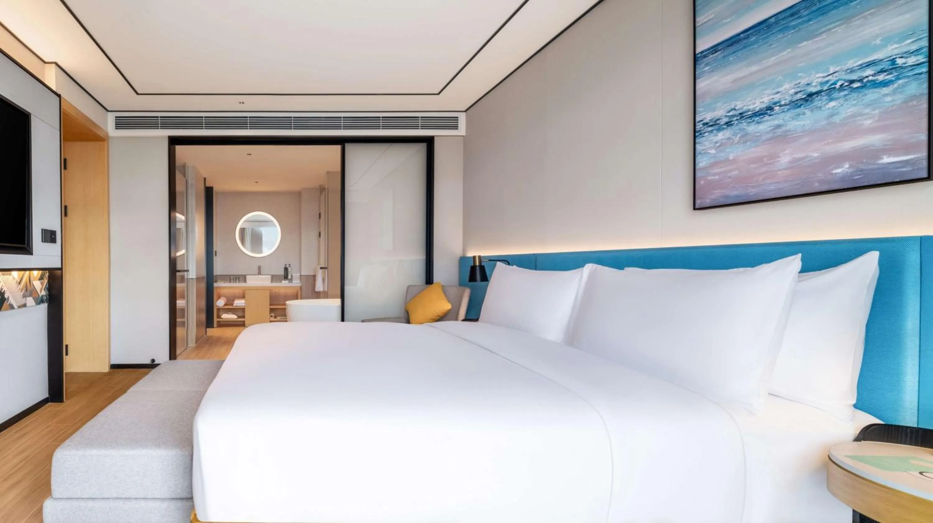 Bathroom, Bed in Hilton Garden Inn Kunming Dianchi