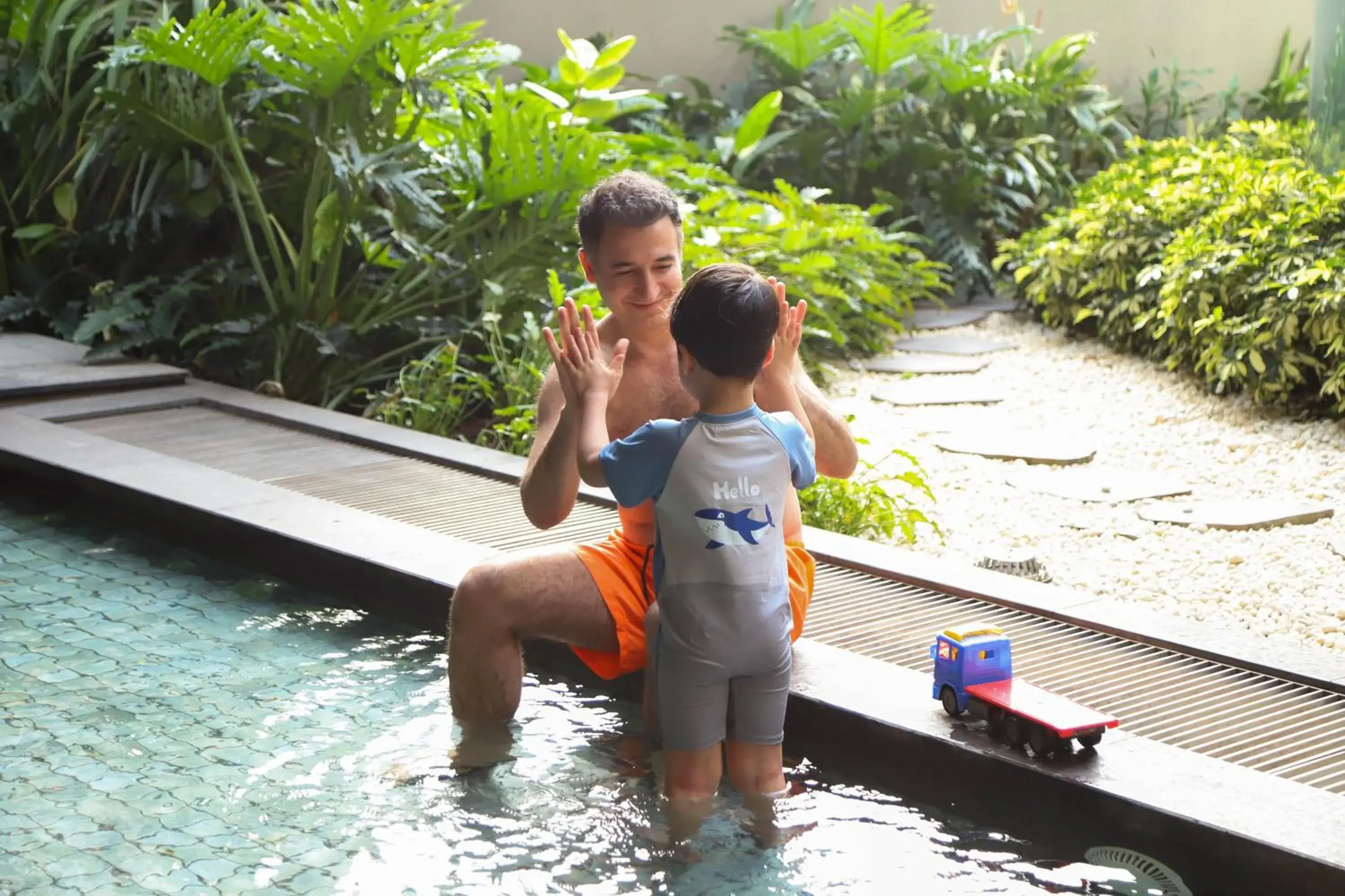 Swimming pool in Hilton Saigon Swimming pool in Hilton Saigon