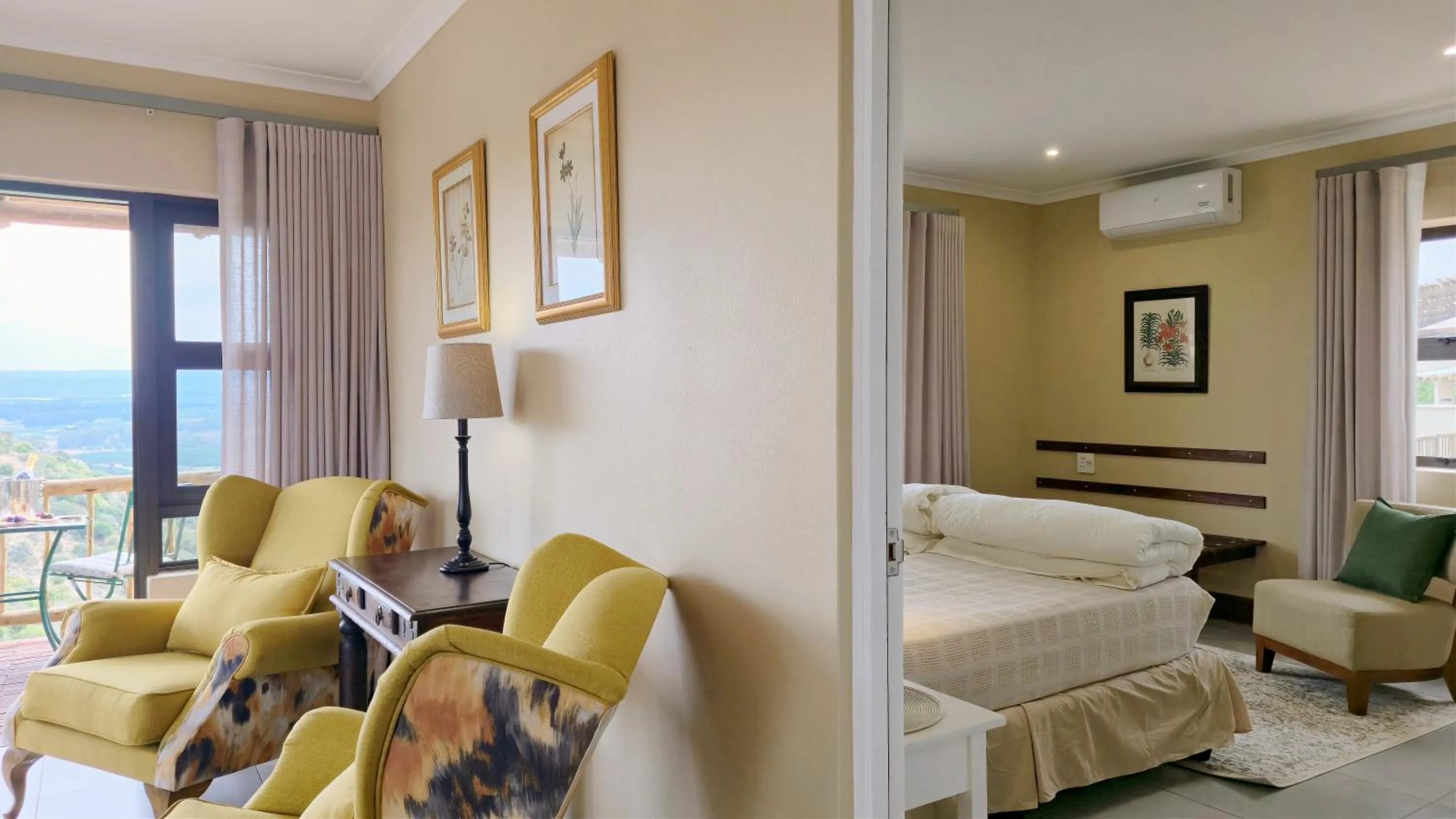 Photo of the whole room, Bed in Hitgeheim Garden Cottages