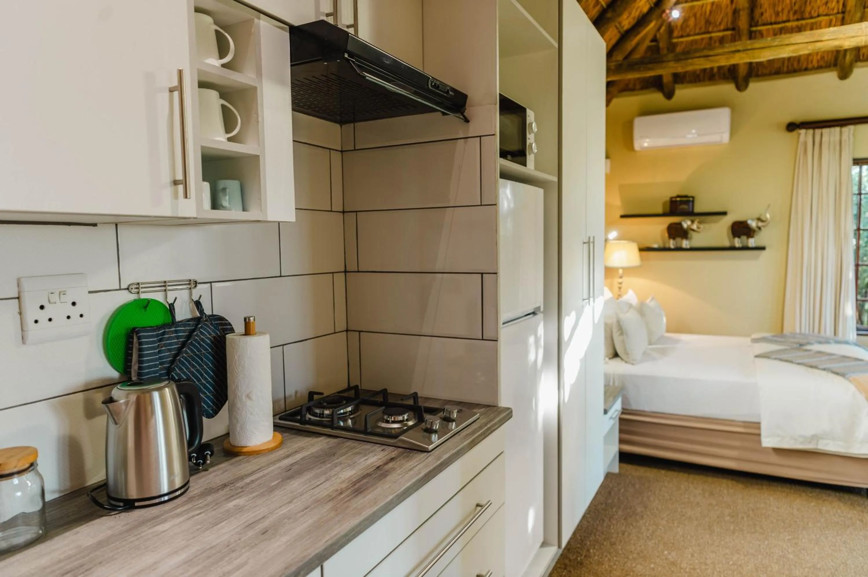 Kitchen or kitchenette, Bed in Hitgeheim Garden Cottages