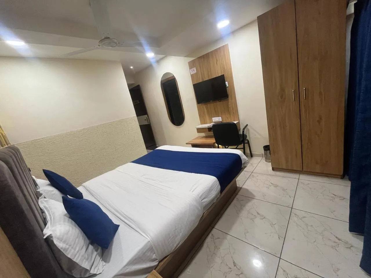 Bedroom, Bed in Hotel Mahaveer