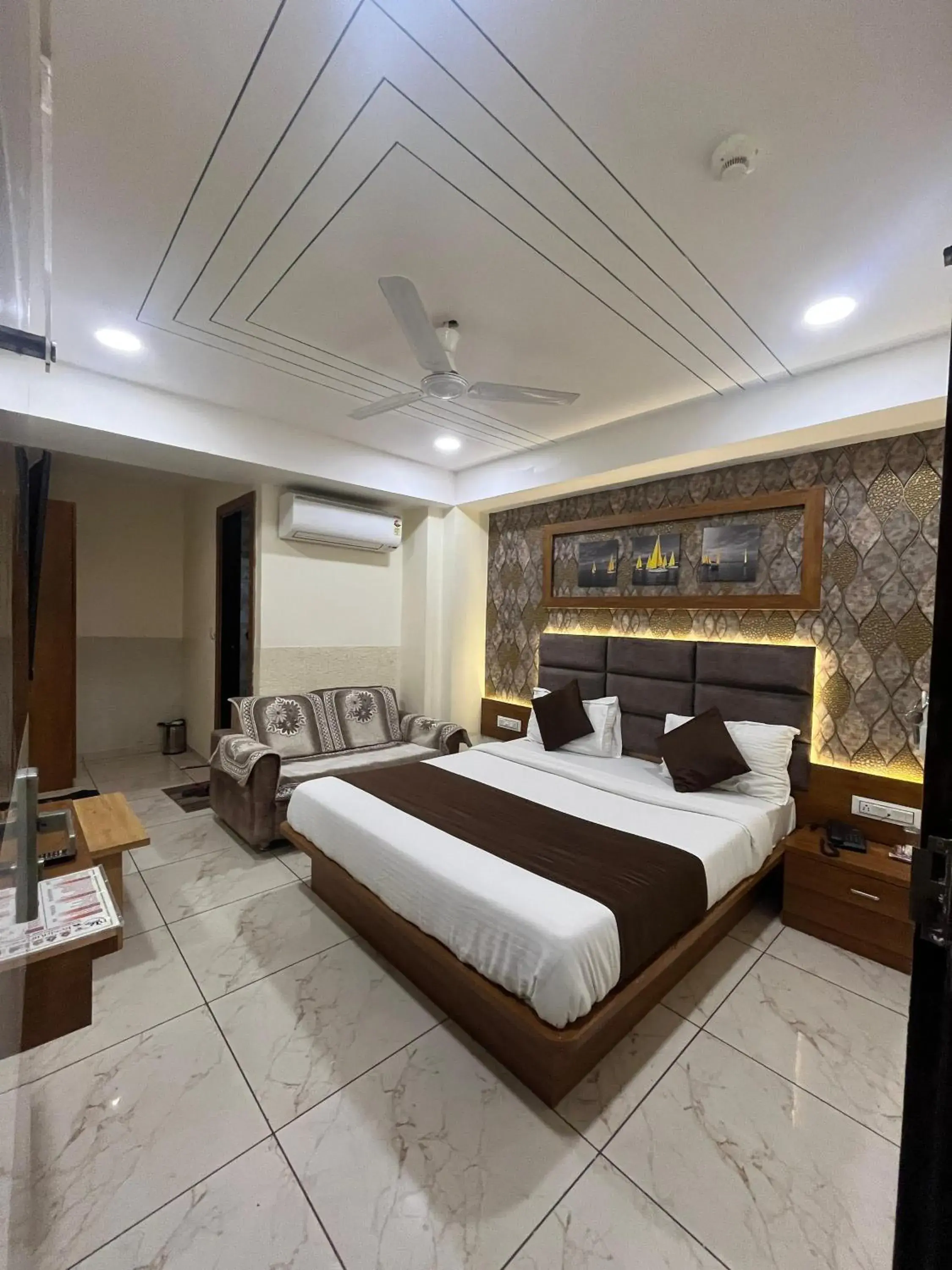 Bedroom, Bed in Hotel Mahaveer Bedroom, Bed in Hotel Mahaveer