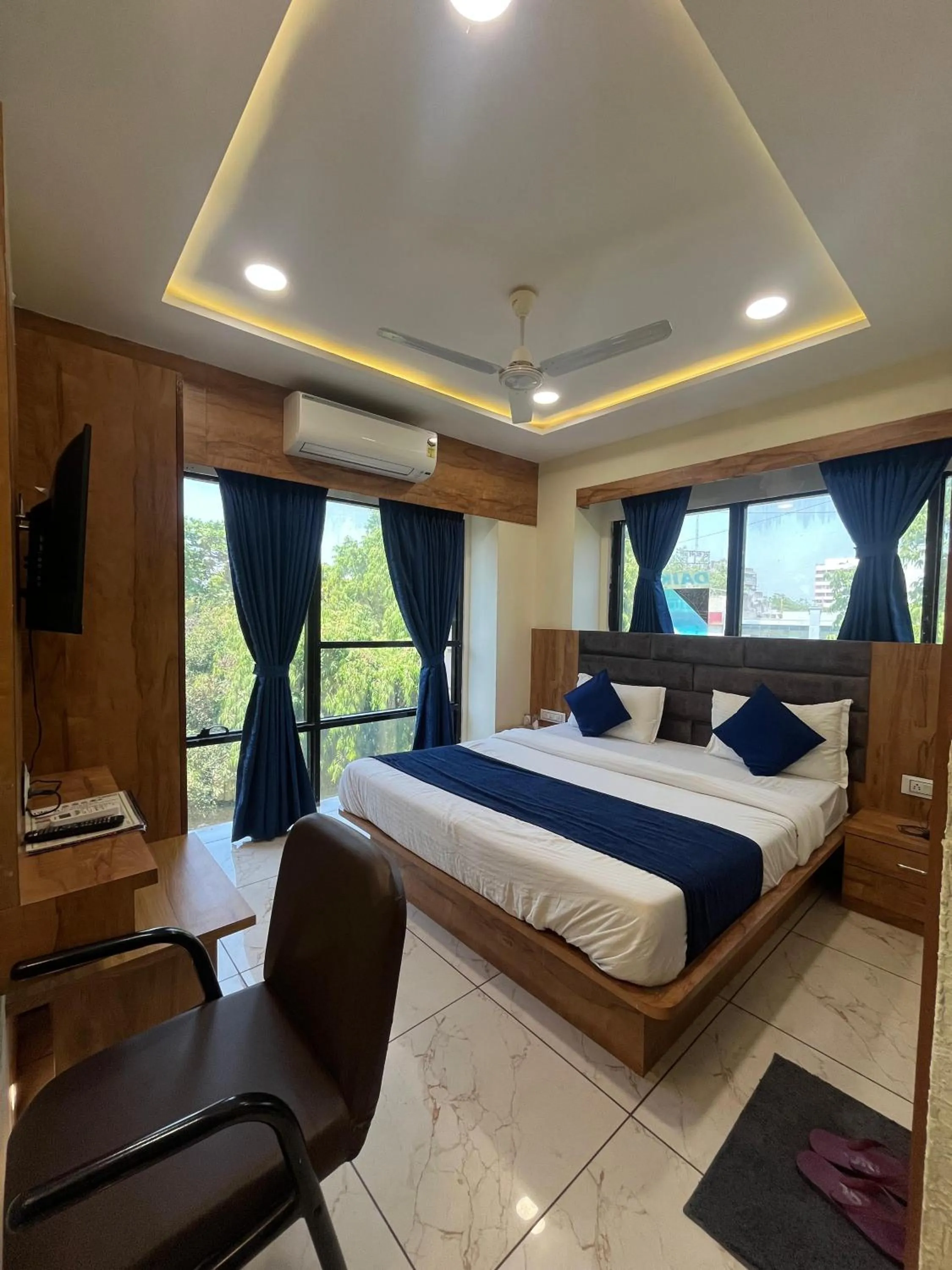 Bedroom, Bed in Hotel Mahaveer