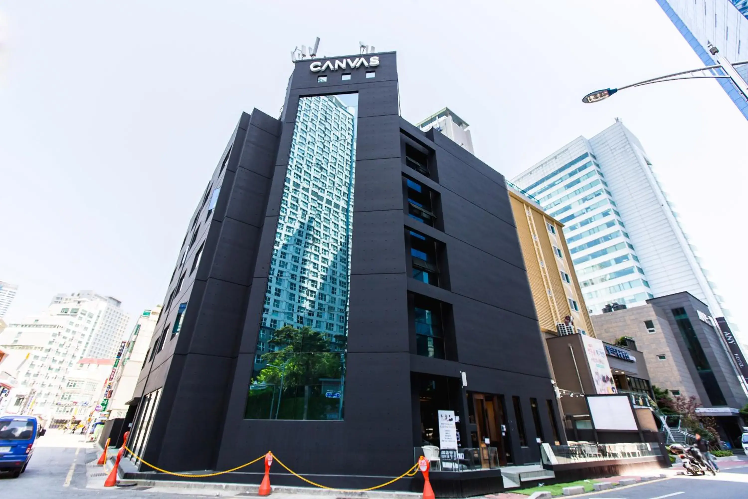 Property building in CANVAS BLACK Guesthouse Property building in CANVAS BLACK Guesthouse