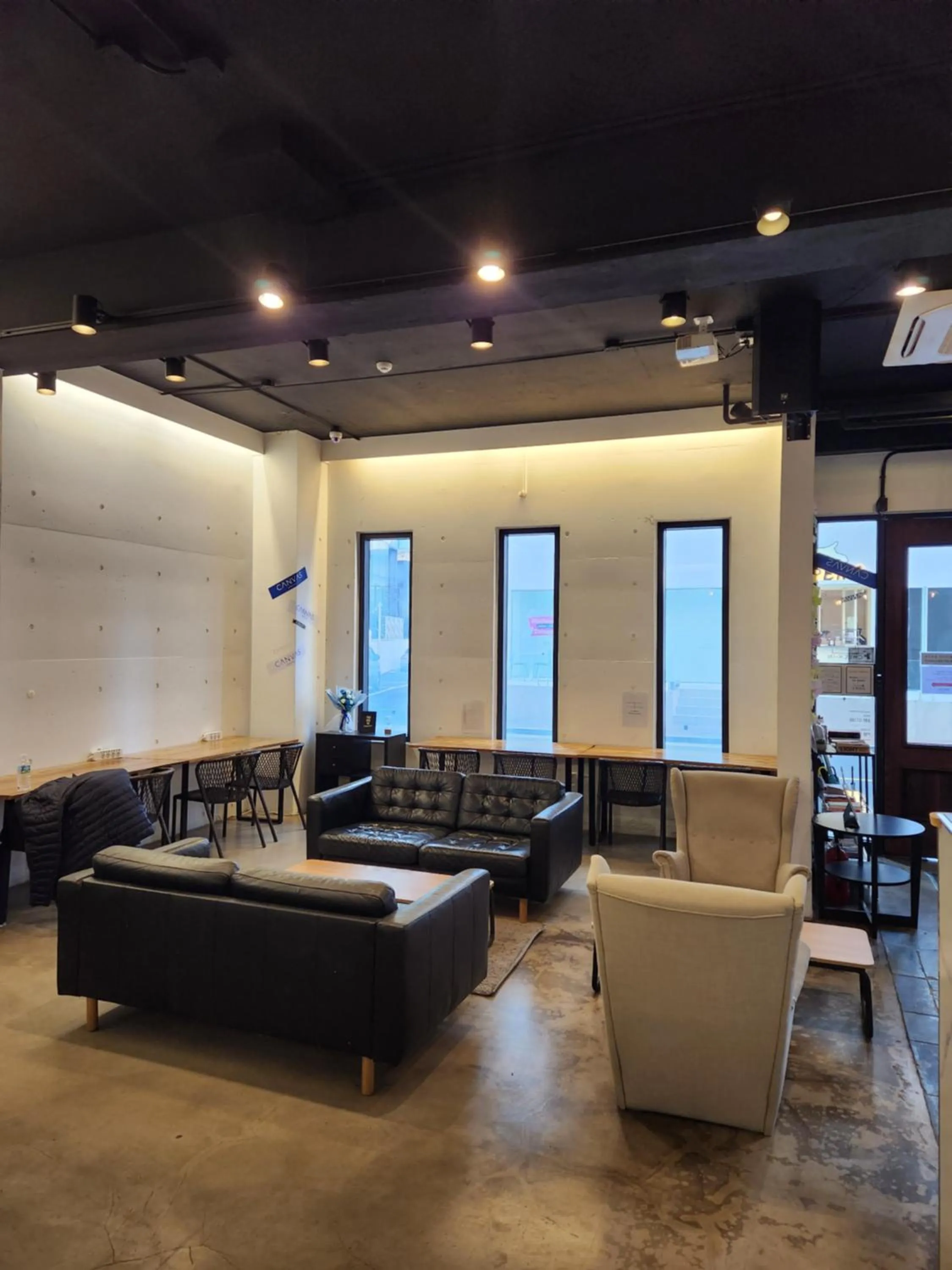 Communal lounge/ TV room in CANVAS BLACK Guesthouse