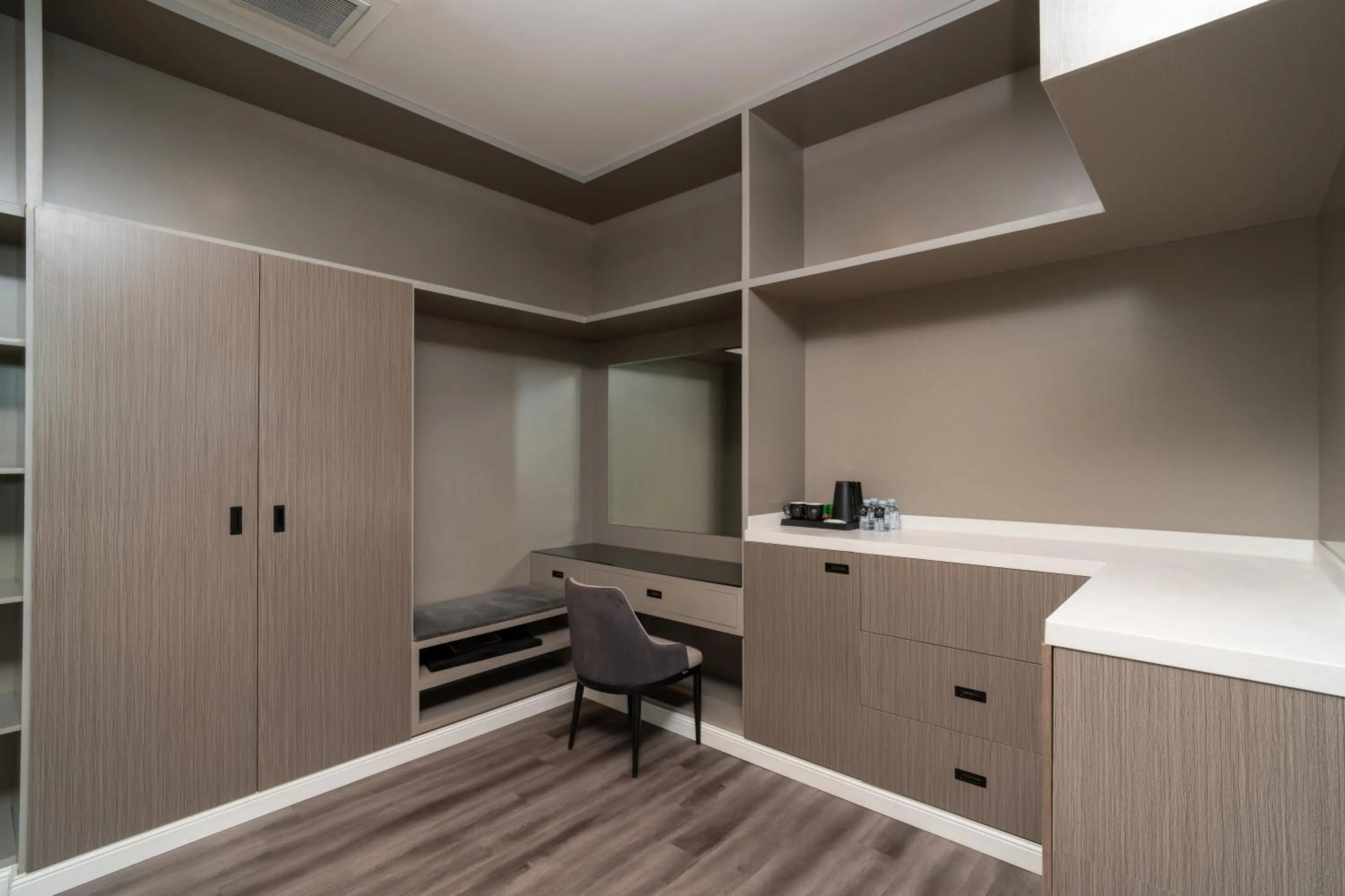 wardrobe in Msharef Almoden hotel