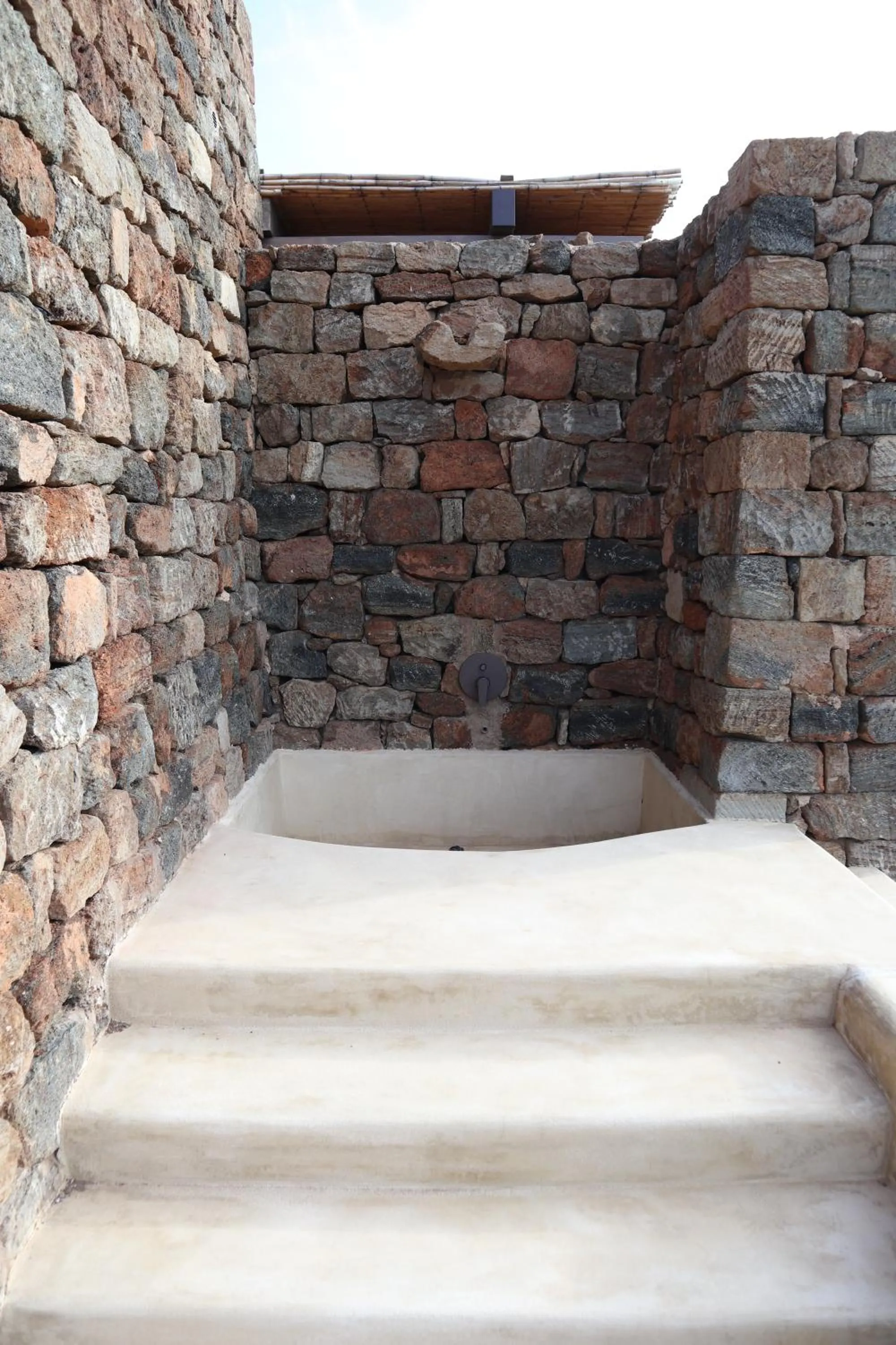 Shower in Etherea - I Dammusini di Pantelleria