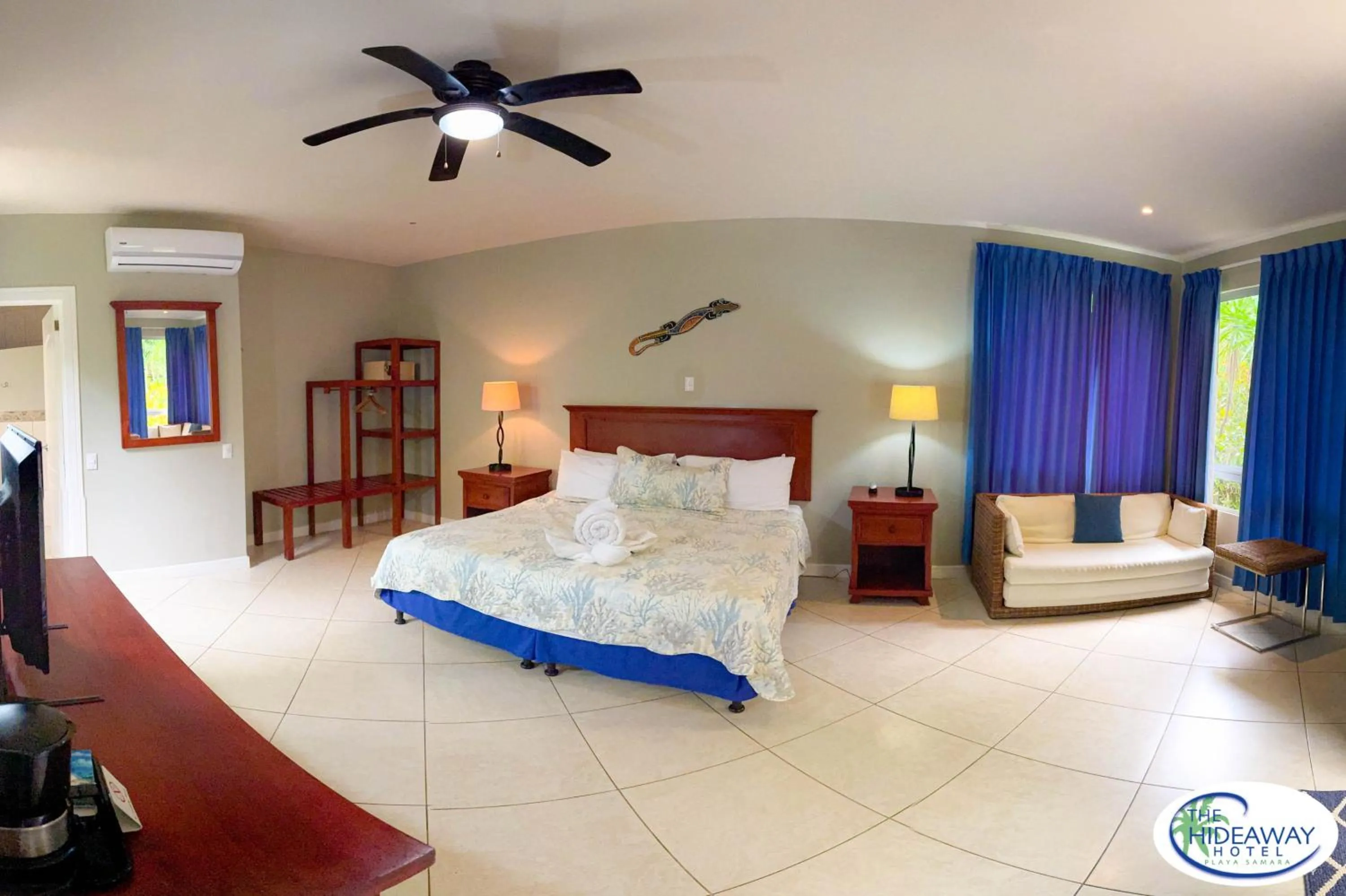 Bedroom, Bed in The Hideaway Hotel