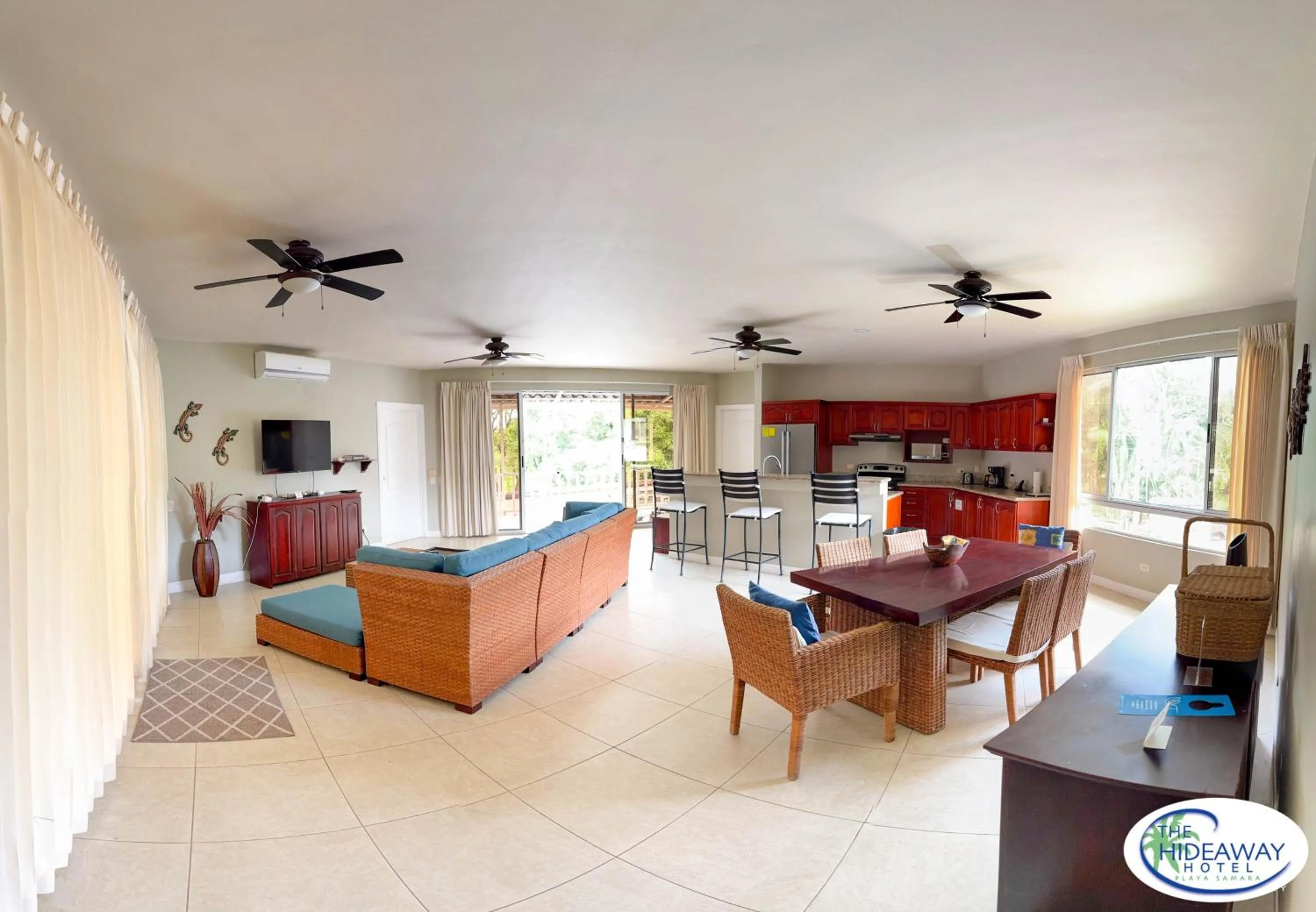 TV and multimedia in The Hideaway Hotel