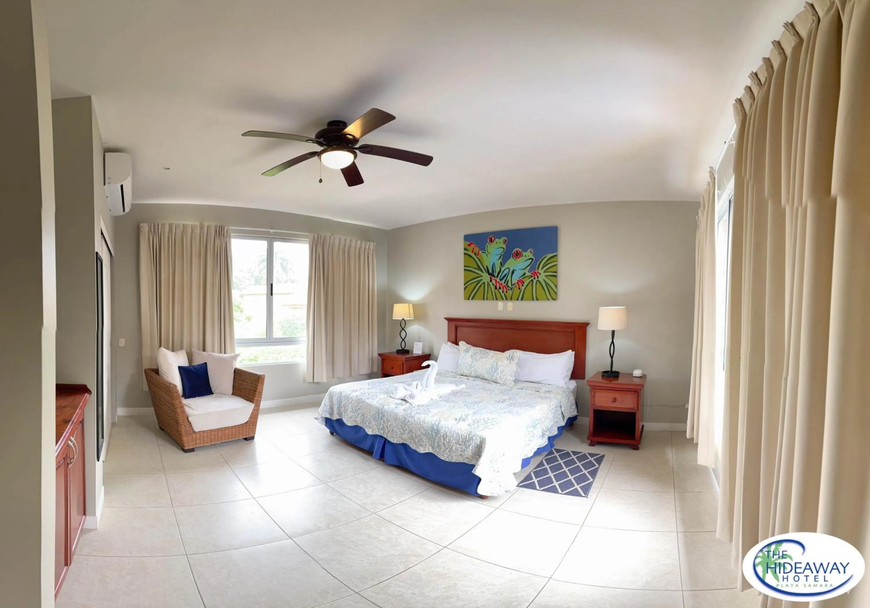 Photo of the whole room, Bed in The Hideaway Hotel