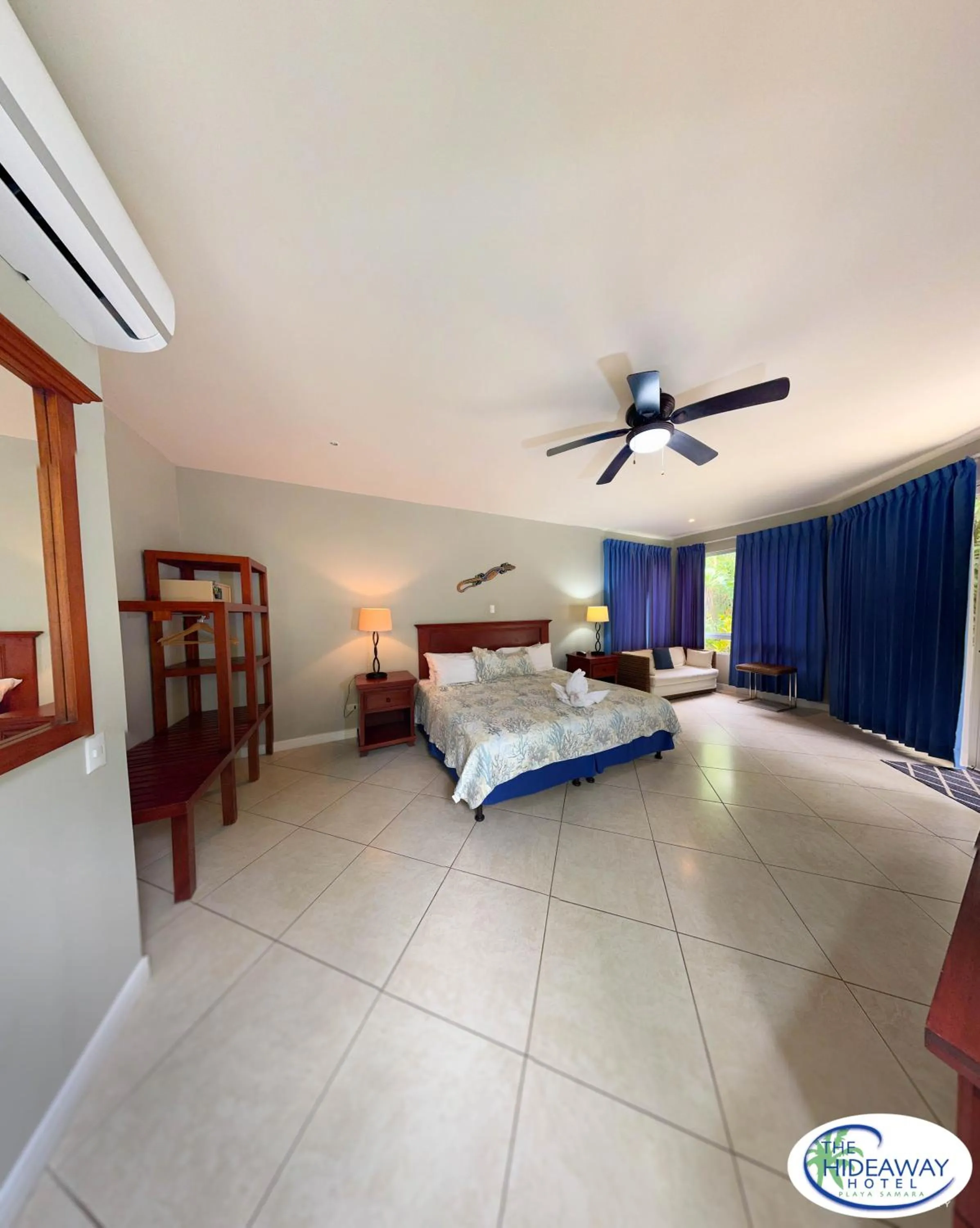 Bedroom, Bed in The Hideaway Hotel